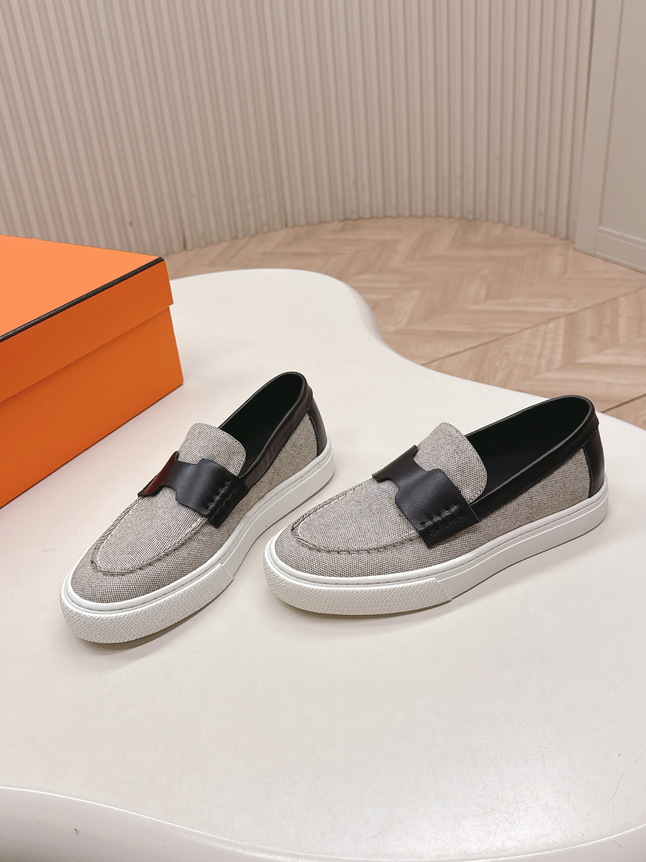 HERMES 25S SLIP-ON IN LIGHT GREY CANVAS AND BLACK LAMBSKIN