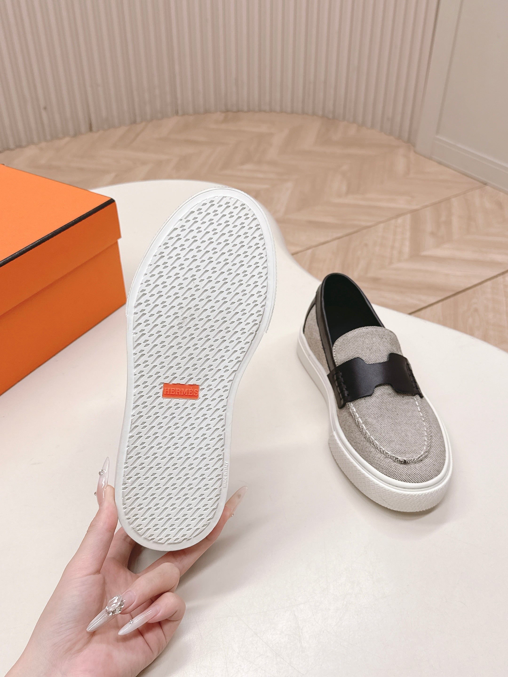 HERMES 25S SLIP-ON IN LIGHT GREY CANVAS AND BLACK LAMBSKIN