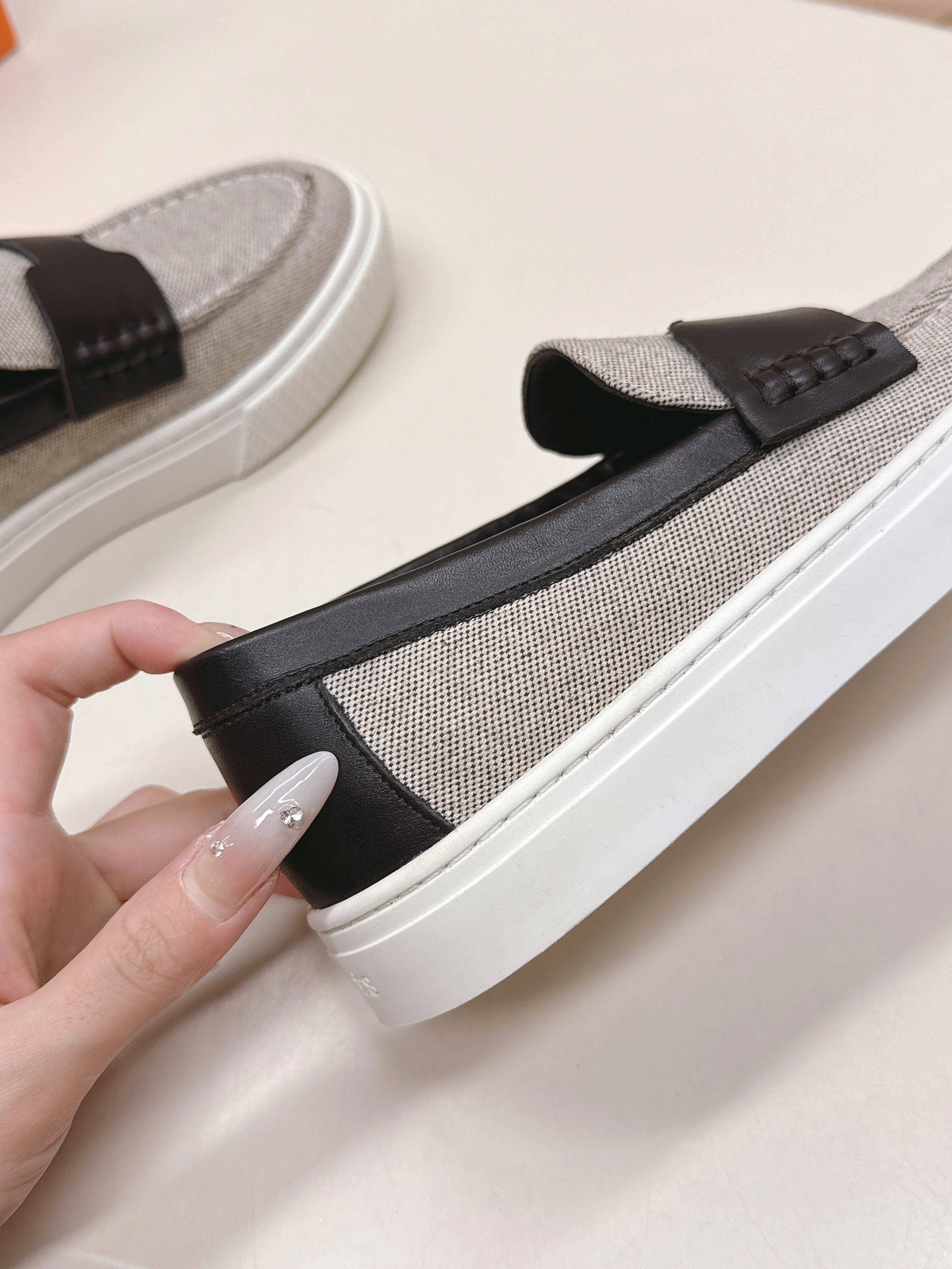 HERMES 25S SLIP-ON IN LIGHT GREY CANVAS AND BLACK LAMBSKIN