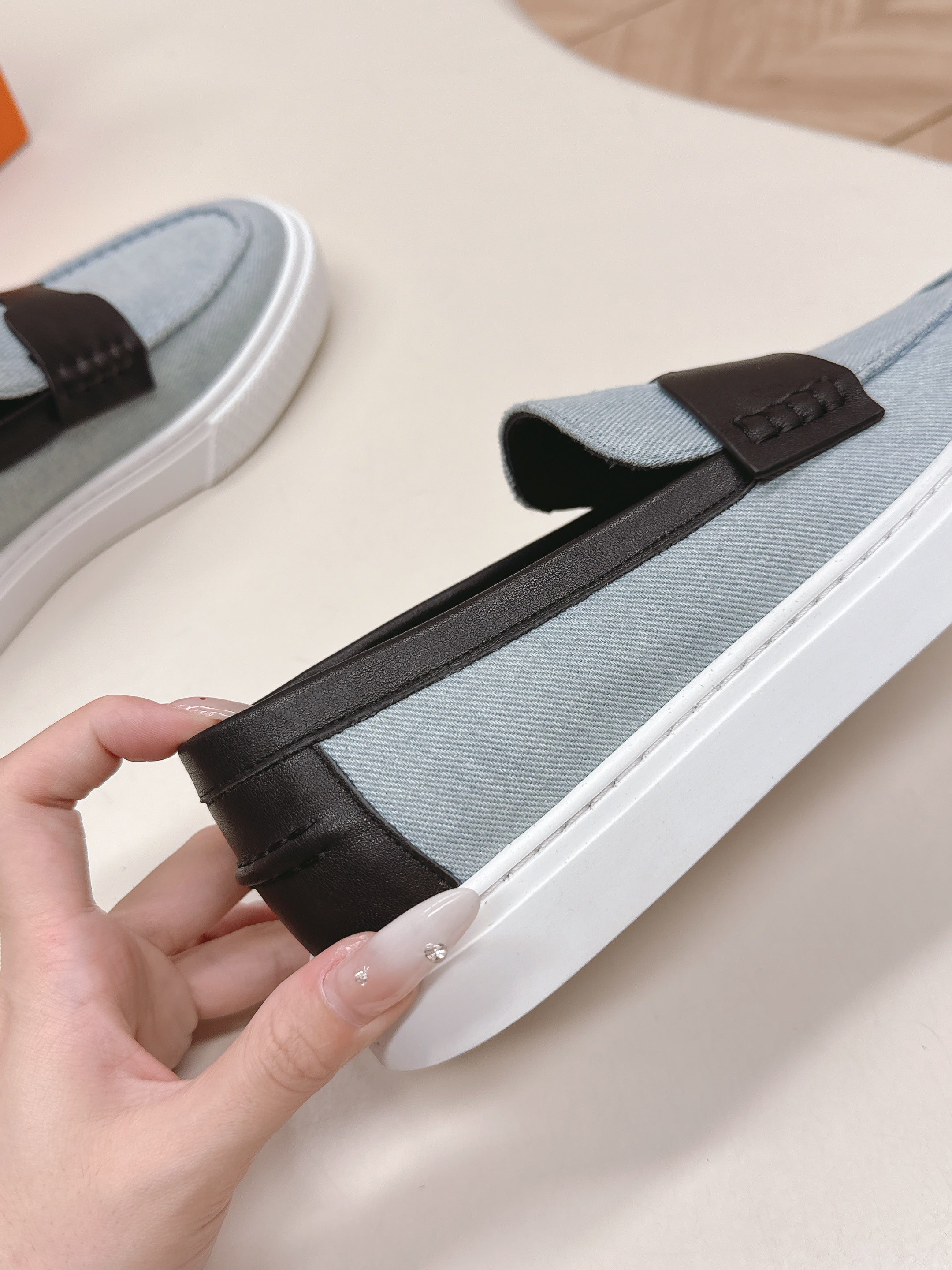 HERMES 25S SLIP-ON IN BLUE DENIM AND BLACK LAMBSKIN
