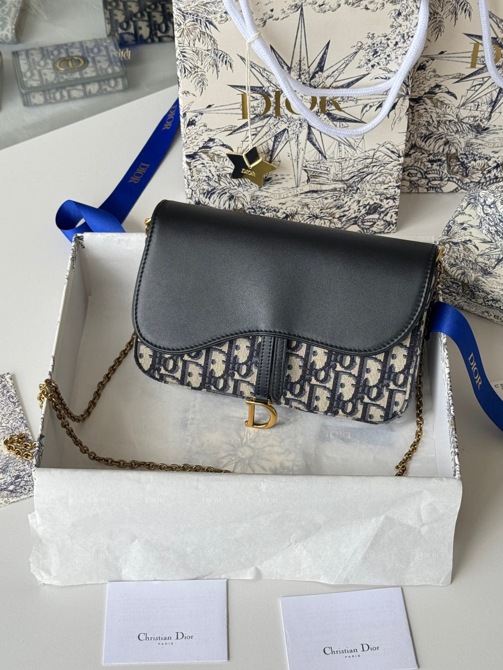DIOR 25S MEDIUM SADDLE POUCH WITH CHAIN 21 IN BLUE BLACK DIOR OBLIQUE JACQUARD CANVAS AND CALFSKIN