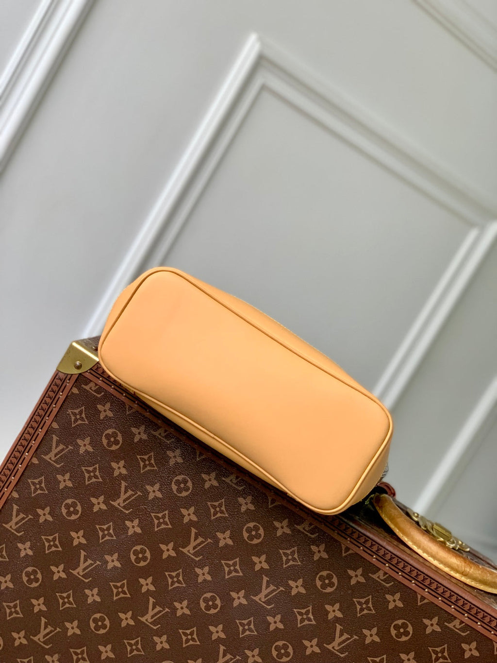 LOUIS VUITTON SOHO MM 32 IN BROWN MONOGRAM COATED CANVAS AND CALFSKIN