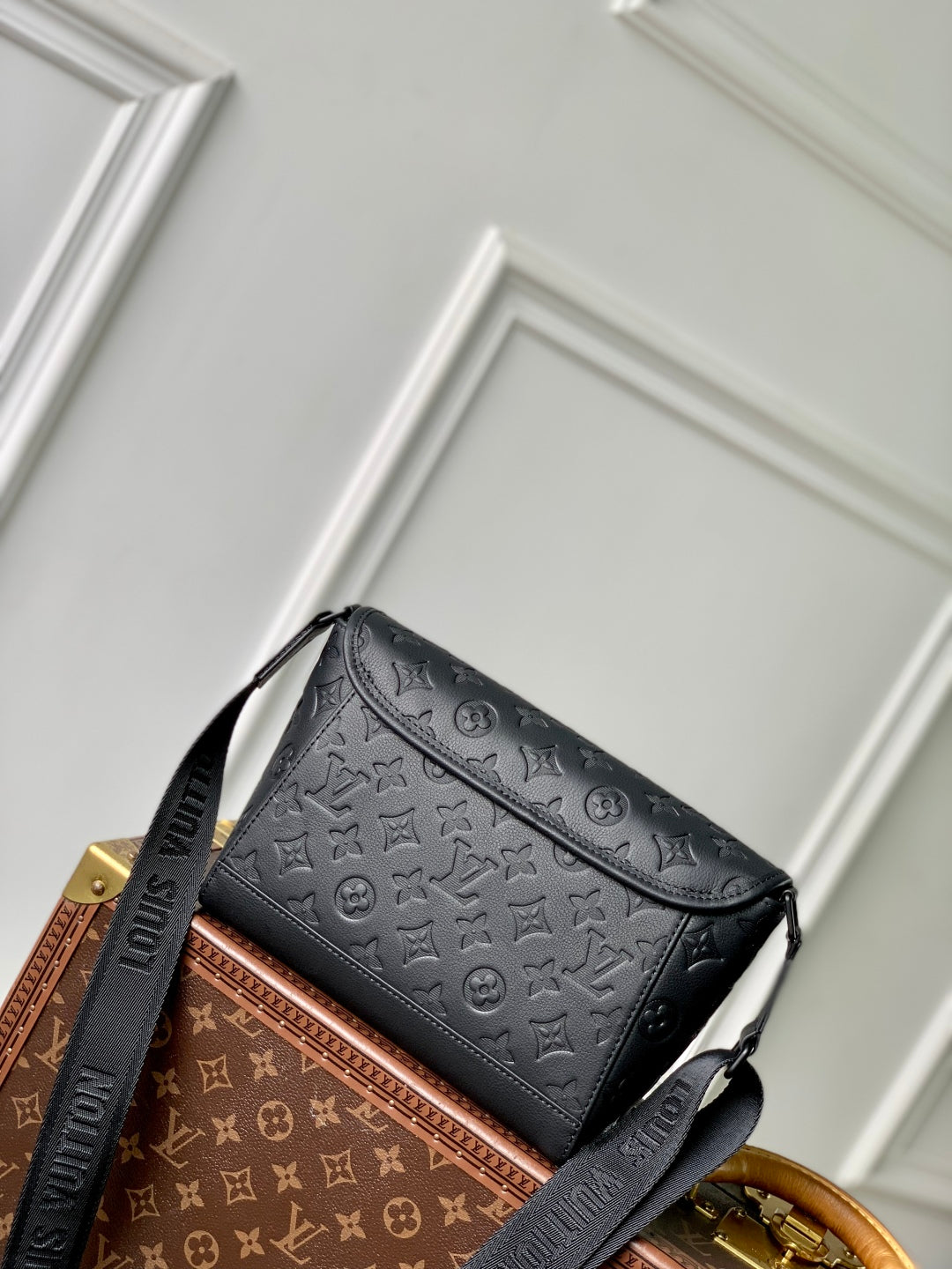 LOUIS VUITTON PULSE MESSENGER 26.6 IN BLACK MONOGRAM SHADOW EMBOSSED CALFSKIN