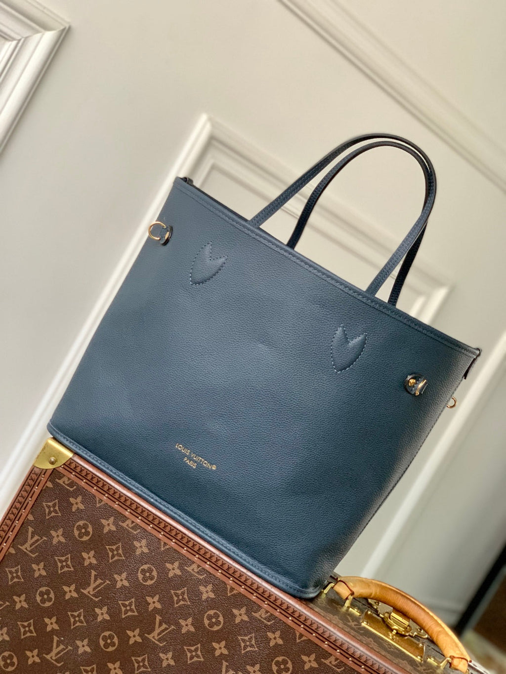 LOUIS VUITTON NEVERFULL BANDOULIÈRE INSIDE OUT BB 31 IN BROWN MONOGRAM CANVAS AND BLACK CALFSKIN