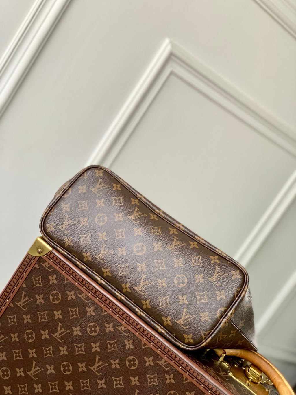 LOUIS VUITTON NEVERFULL BANDOULIÈRE INSIDE OUT BB 31 IN BROWN MONOGRAM CANVAS AND BLACK CALFSKIN