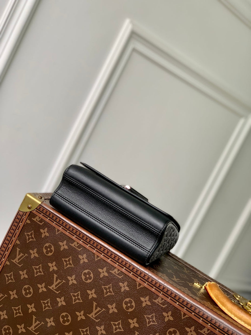 LOUIS VUITTON TWIST SLIM 19 IN BLACK TAURILLON CALFSKIN WITH PEARL CHAIN