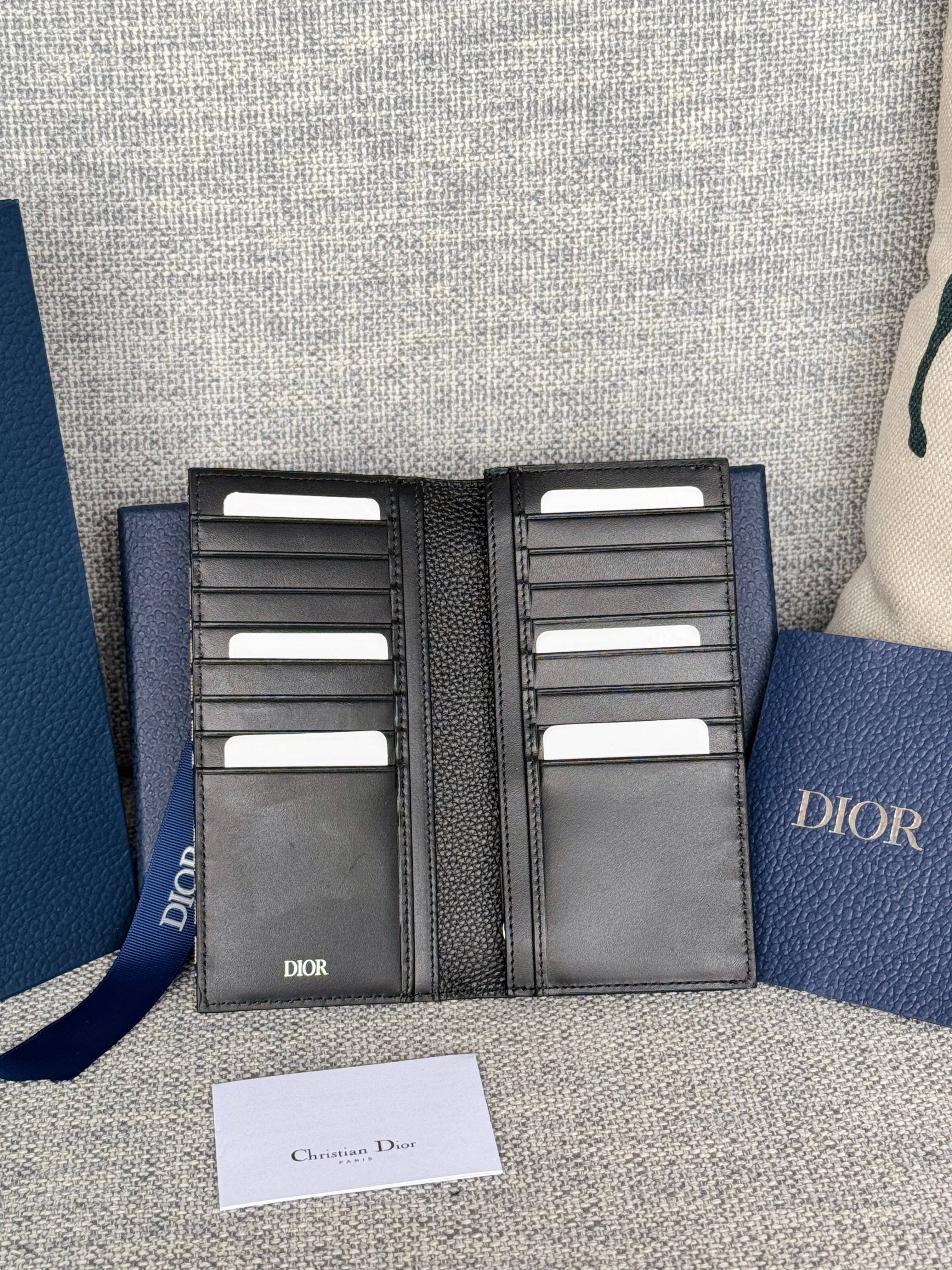DIOR VERTICAL BIFOLD WALLET 19 IN BLACK GRAINED CALFSKIN MIX BLUE MONOGRAM OBLIQUE JACQUARD