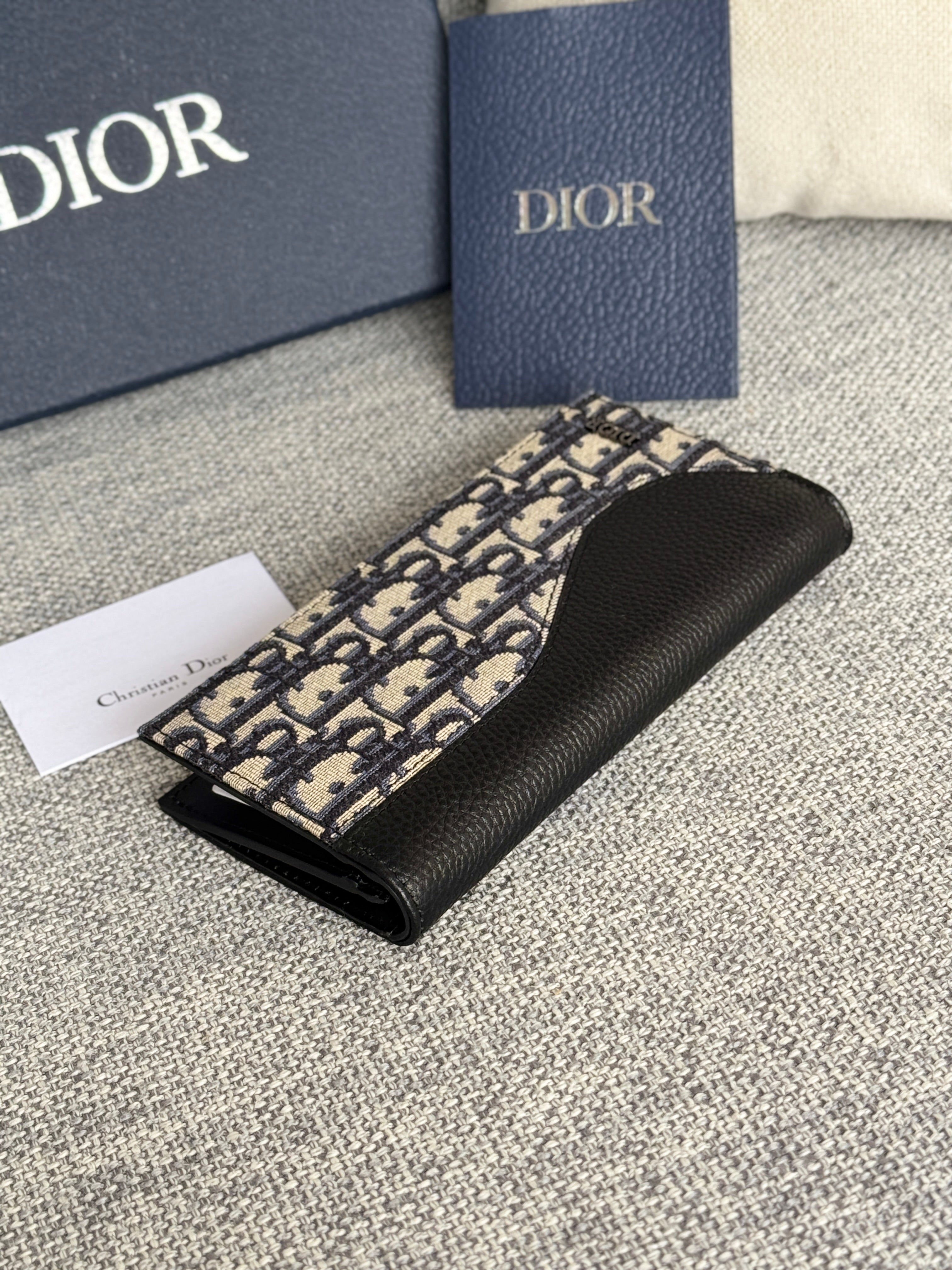 DIOR VERTICAL BIFOLD WALLET 19 IN BLACK GRAINED CALFSKIN MIX BLUE MONOGRAM OBLIQUE JACQUARD