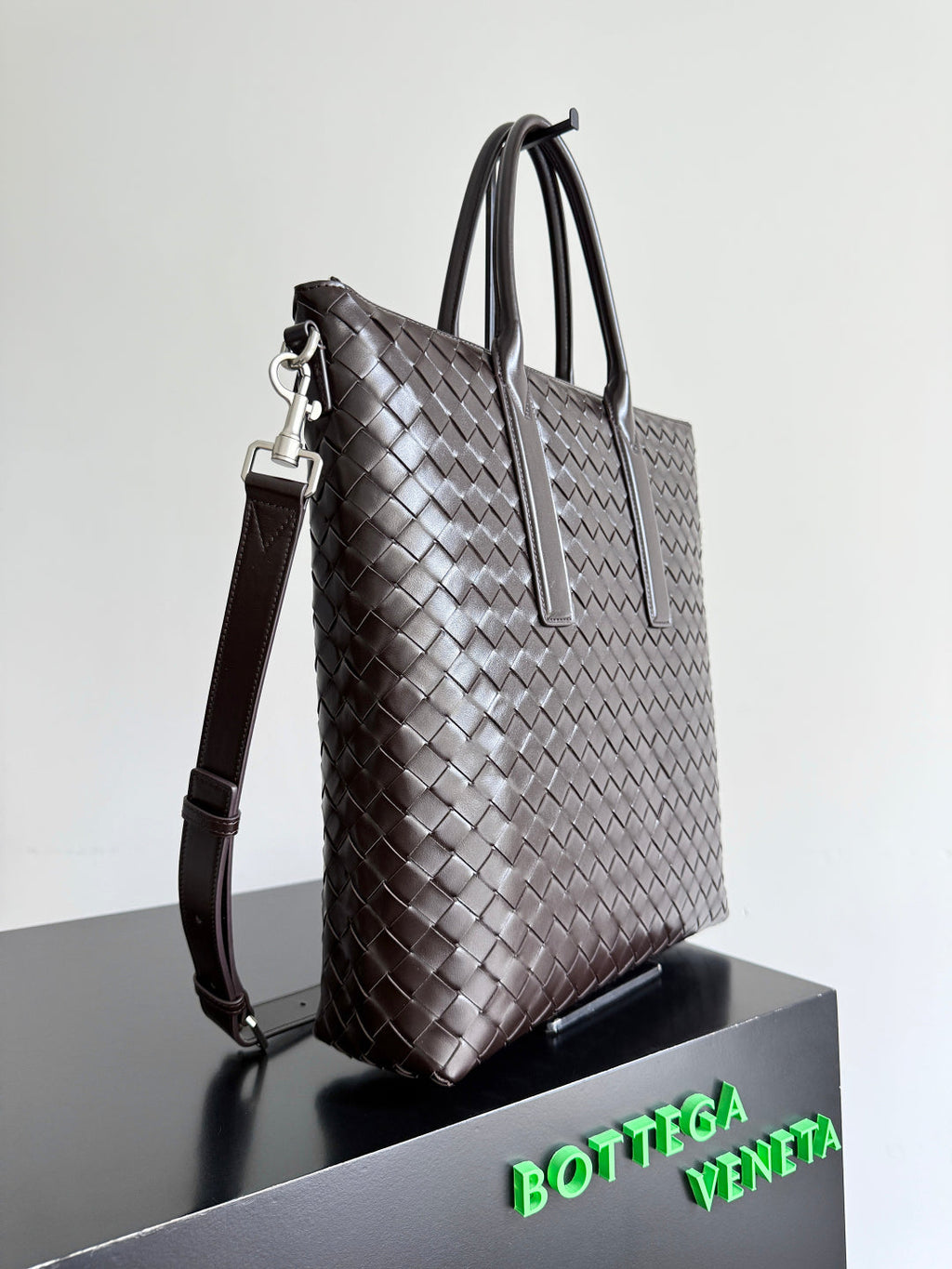 BOTTEGA VENETA 25S ANDIAMO LARGE INTRECCIATO 39 IN DARK BROWN CALFSKIN