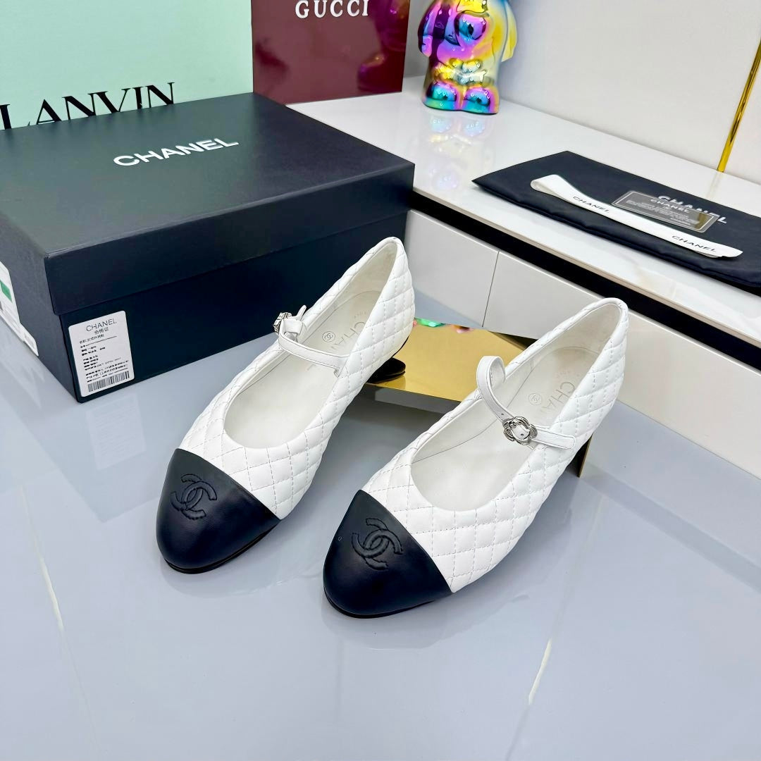 CHANEL MARY JANE FLAT 25S IN WHITE LAMBSKIN EMBOSSED LOGO
