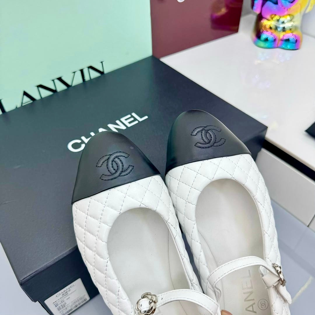 CHANEL MARY JANE FLAT 25S IN WHITE LAMBSKIN EMBOSSED LOGO