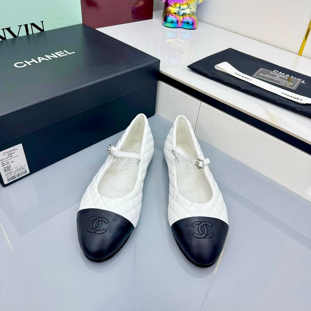 CHANEL MARY JANE FLAT 25S IN WHITE LAMBSKIN EMBOSSED LOGO