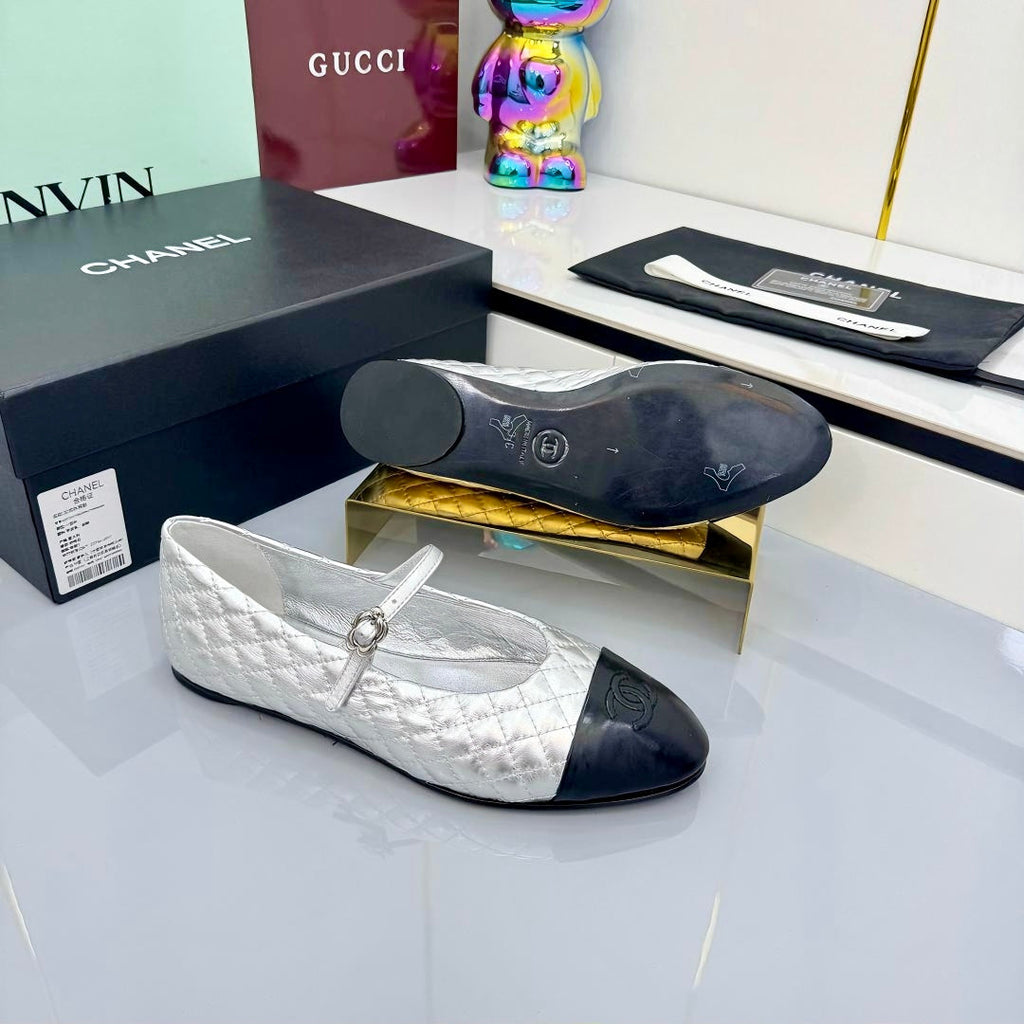 CHANEL MARY JANE FLAT 25S IN SILVER LAMBSKIN EMBOSSED LOGO