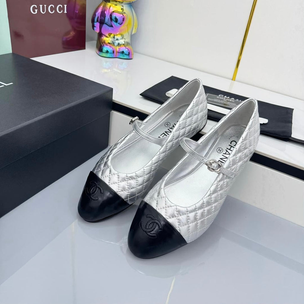 CHANEL MARY JANE FLAT 25S IN SILVER LAMBSKIN EMBOSSED LOGO