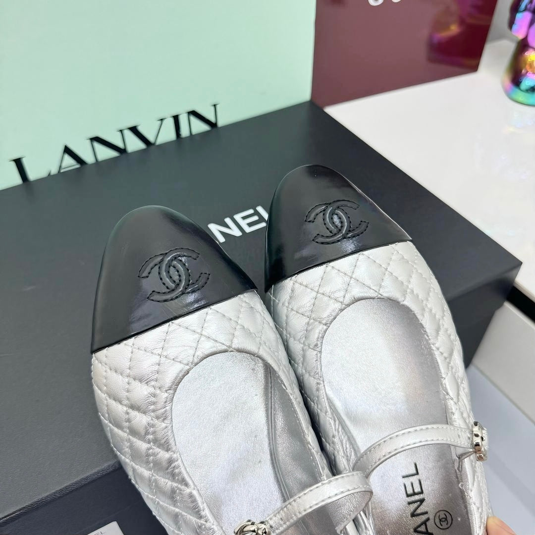 CHANEL MARY JANE FLAT 25S IN SILVER LAMBSKIN EMBOSSED LOGO