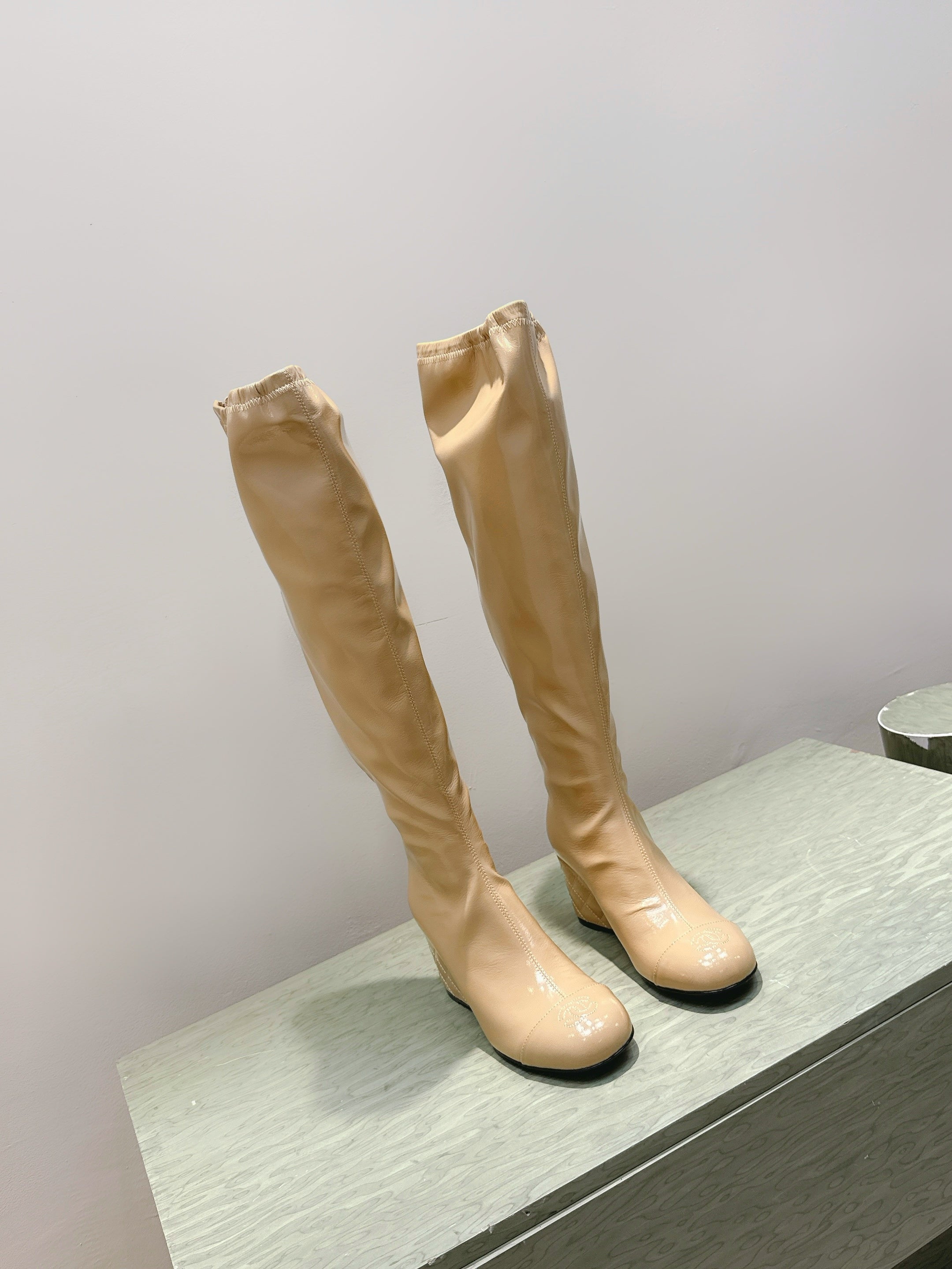 CHANEL 25S KNEE-HIGH BOOTS 60MM IN BEIGE PATENT CALFSKIN WEDGE HEELS