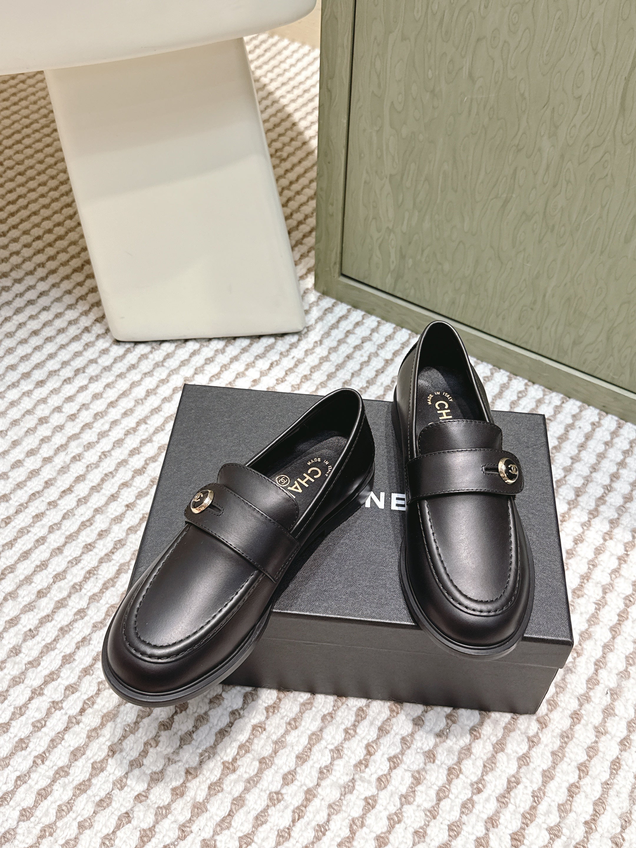 CHANEL 25S GODDESS FLAT LOAFERS IN BLACK CALFSKIN GOLD HARDWARE