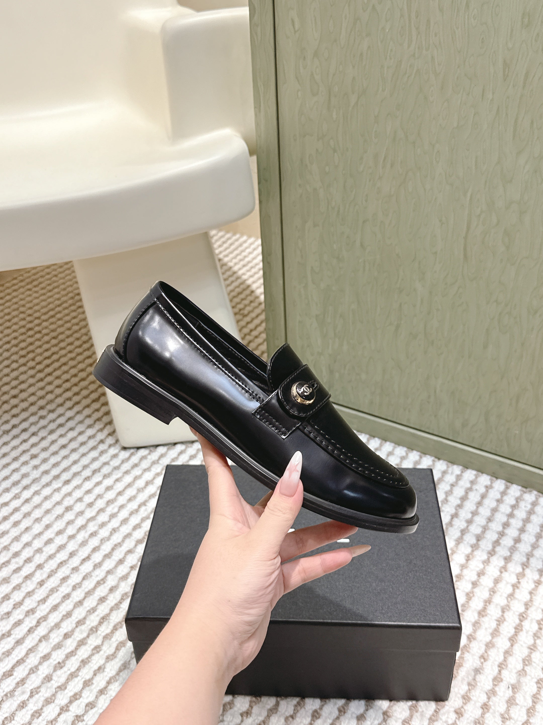 CHANEL 25S GODDESS FLAT LOAFERS IN BLACK GLOSSY CALFSKIN GOLD HARDWARE
