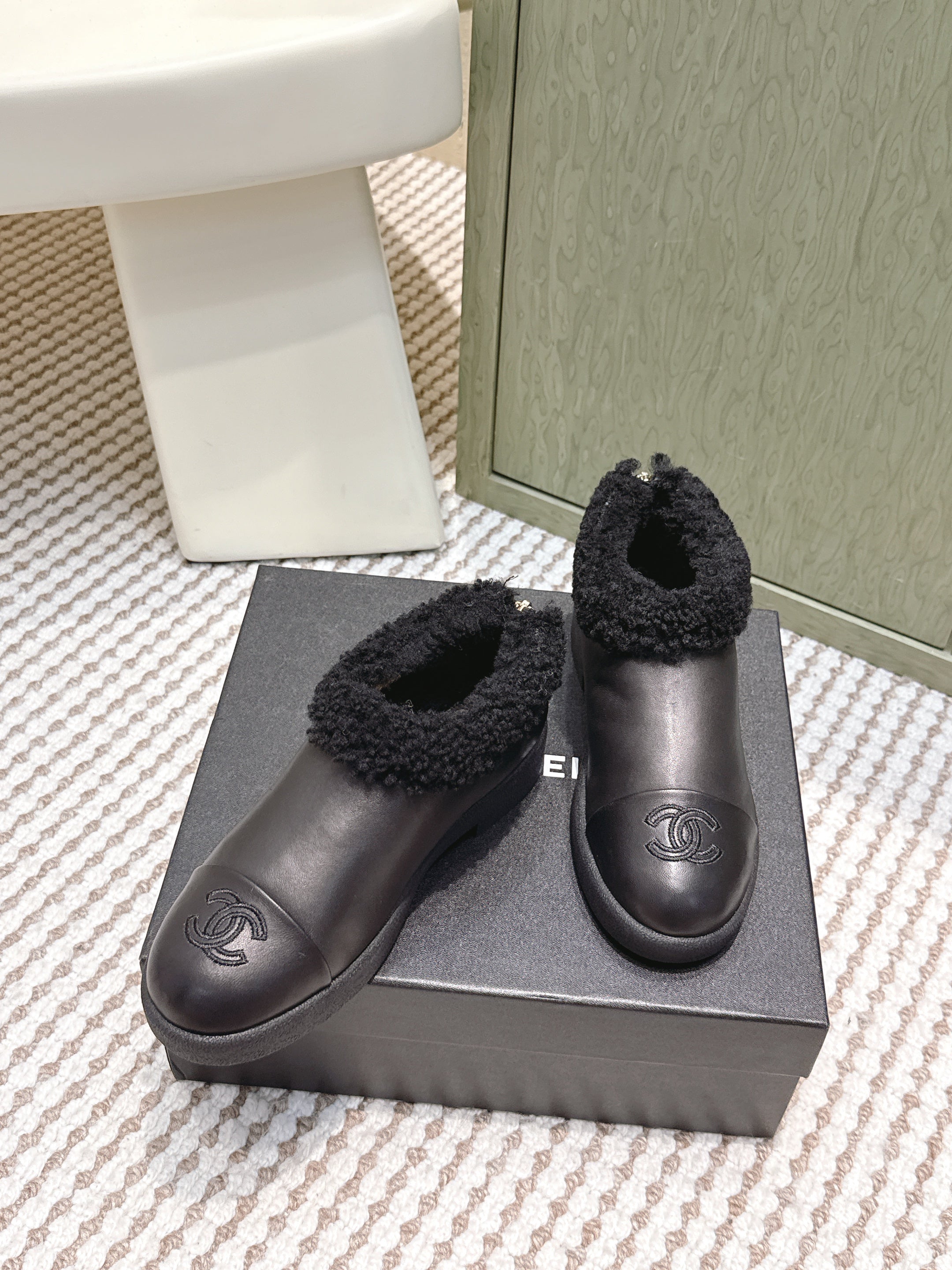 CHANEL 25S SHORT BOOTS IN BLACK CALFSKIN WITH SHEEPSKIN LINING
