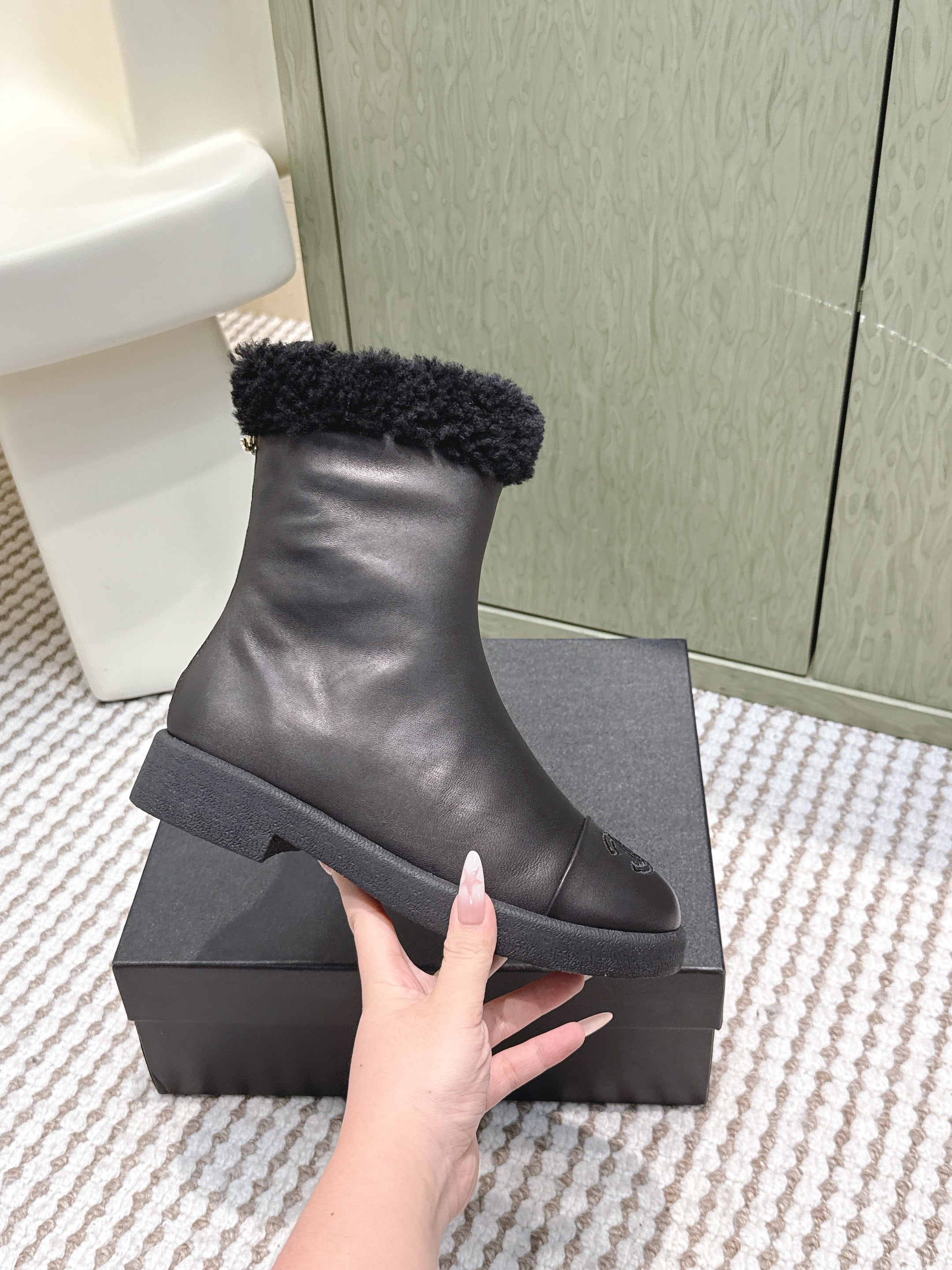 CHANEL 25S CALF-HIGH BOOTS IN BLACK CALFSKIN LINED WITH SHEEPSKIN