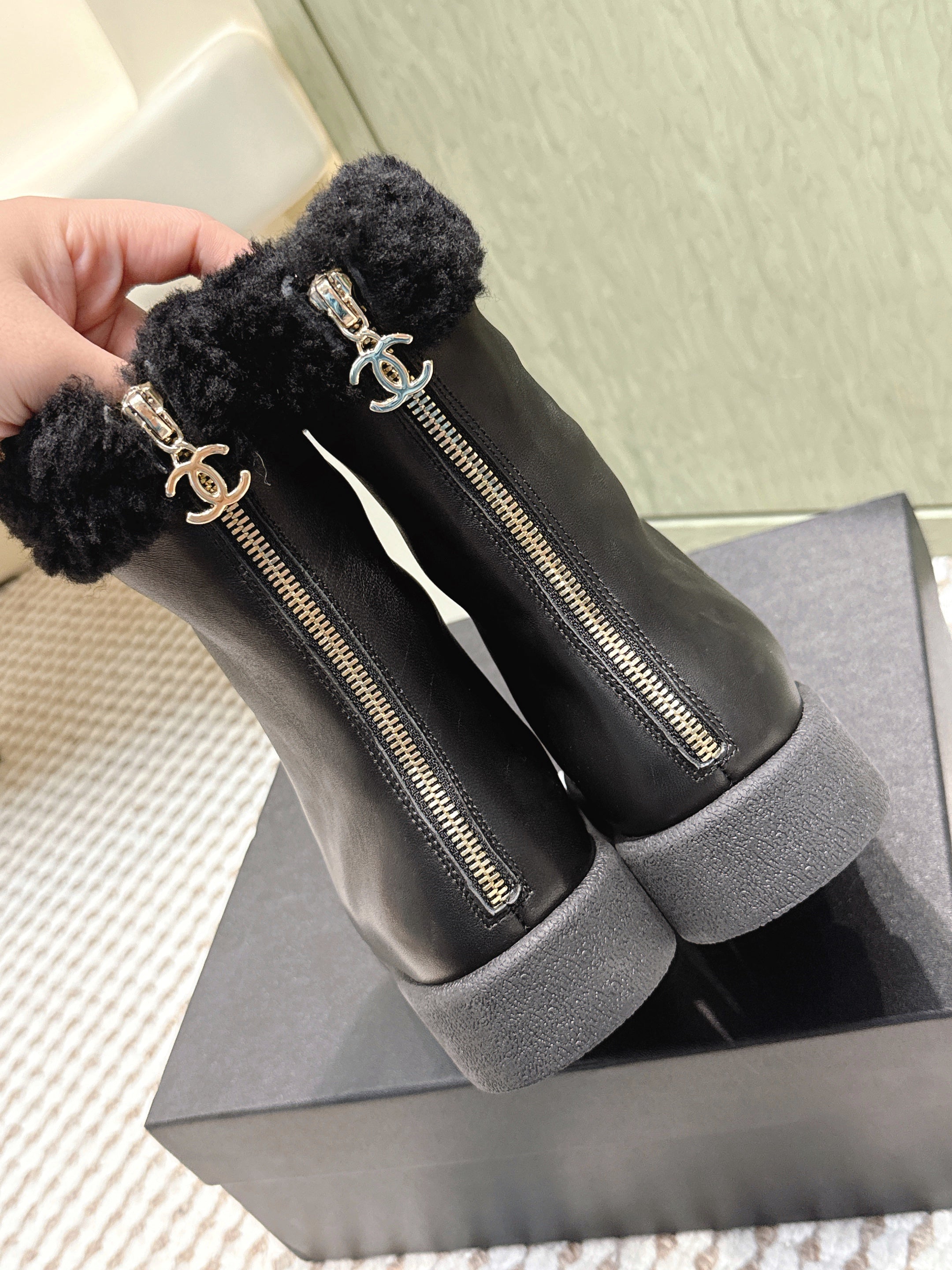 CHANEL 25S CALF-HIGH BOOTS IN BLACK CALFSKIN LINED WITH SHEEPSKIN