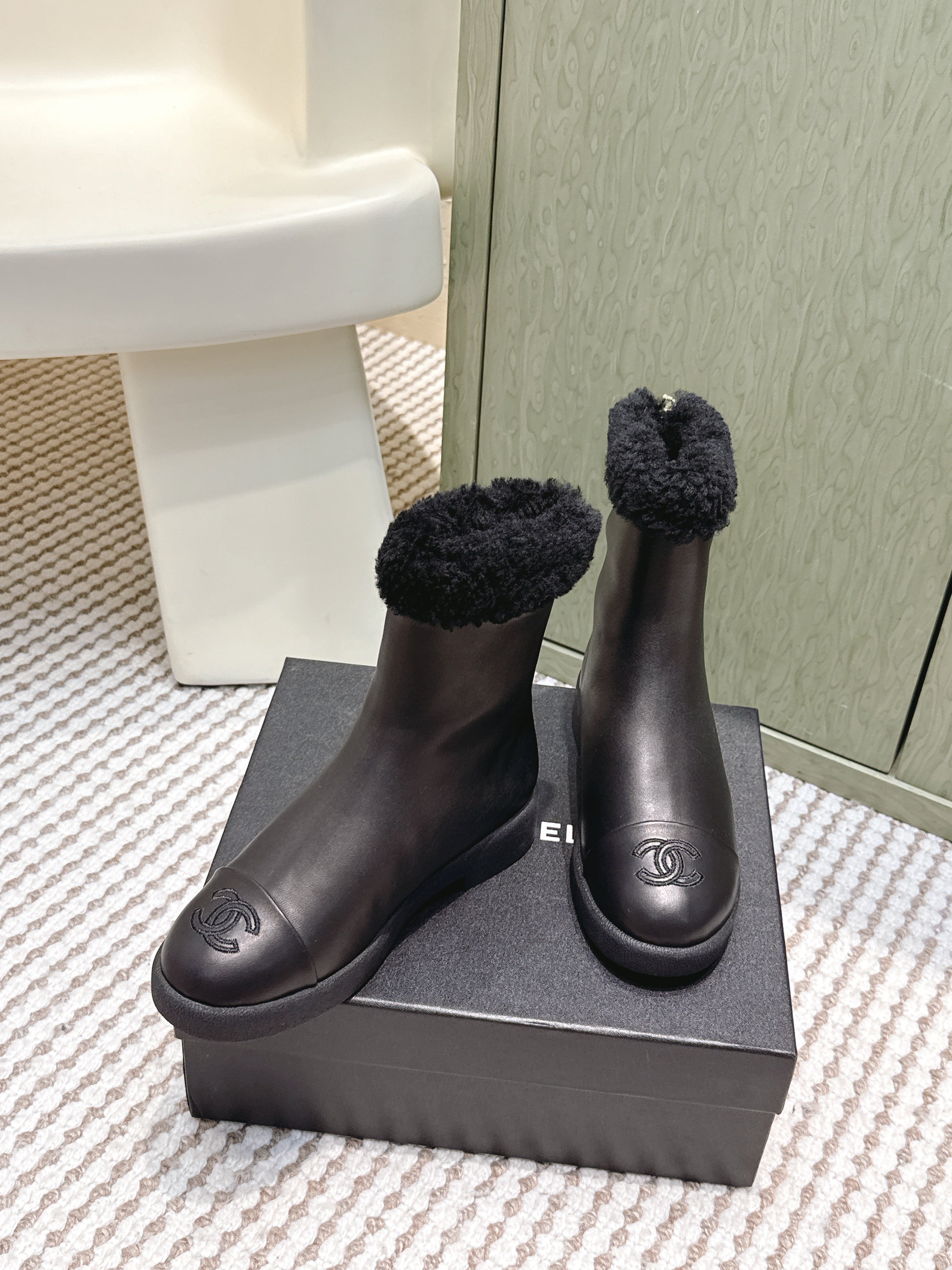 CHANEL 25S CALF-HIGH BOOTS IN BLACK CALFSKIN LINED WITH SHEEPSKIN