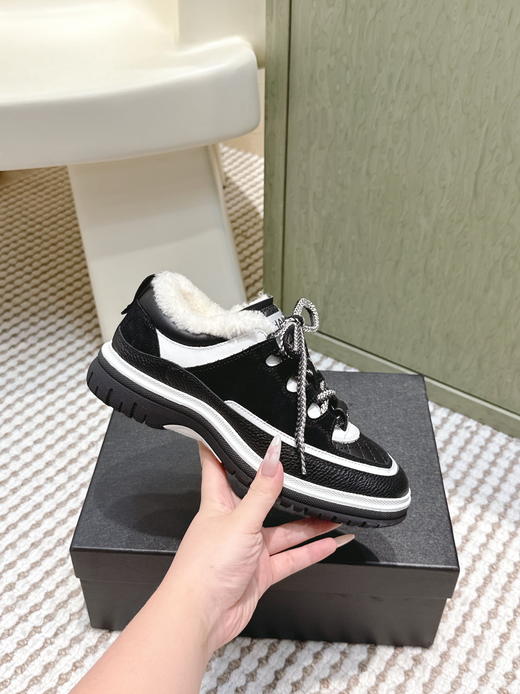 CHANEL 25S THICK-SOLE SNEAKERS IN BLACK AND WHITE CALFSKIN WITH FUR LINING