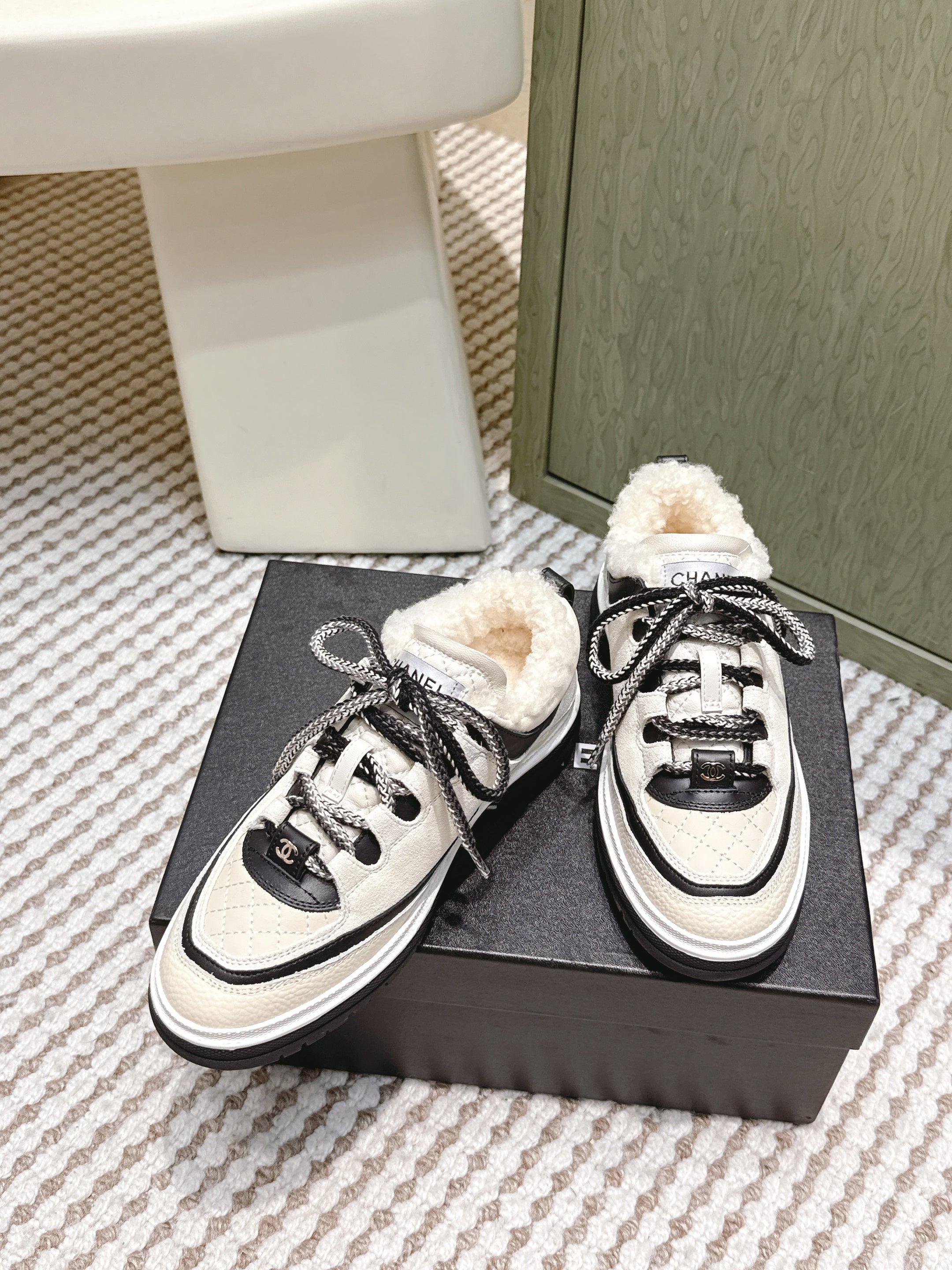 CHANEL 25S THICK-SOLE SNEAKERS IN WHITE AND BLACK CALFSKIN WITH FUR LINING