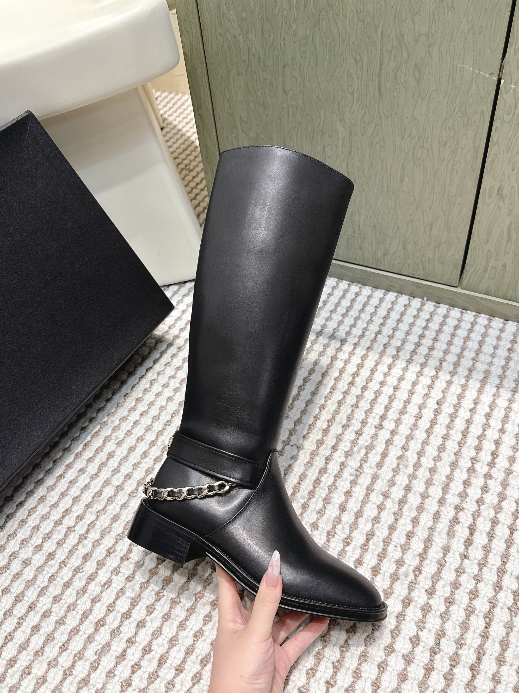 CHANEL 25S MID-CALF BOOTS IN BLACK CALFSKIN WITH ROUND TOE AND ZIPPER