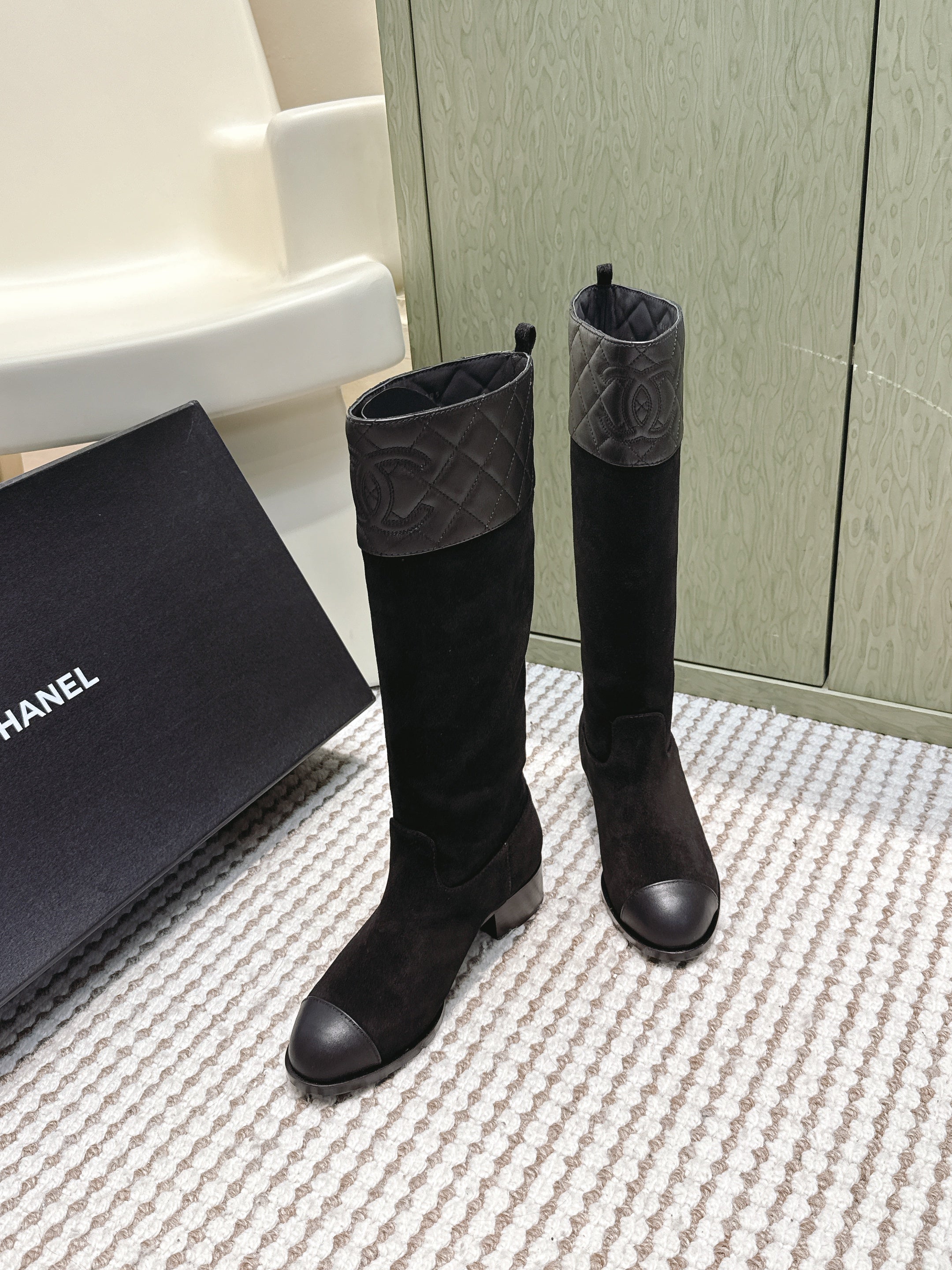 CHANEL 25S HIGH-CALF COWBOY BOOTS IN BLACK SUEDE AND CALFSKIN DIAMOND-QUILTED