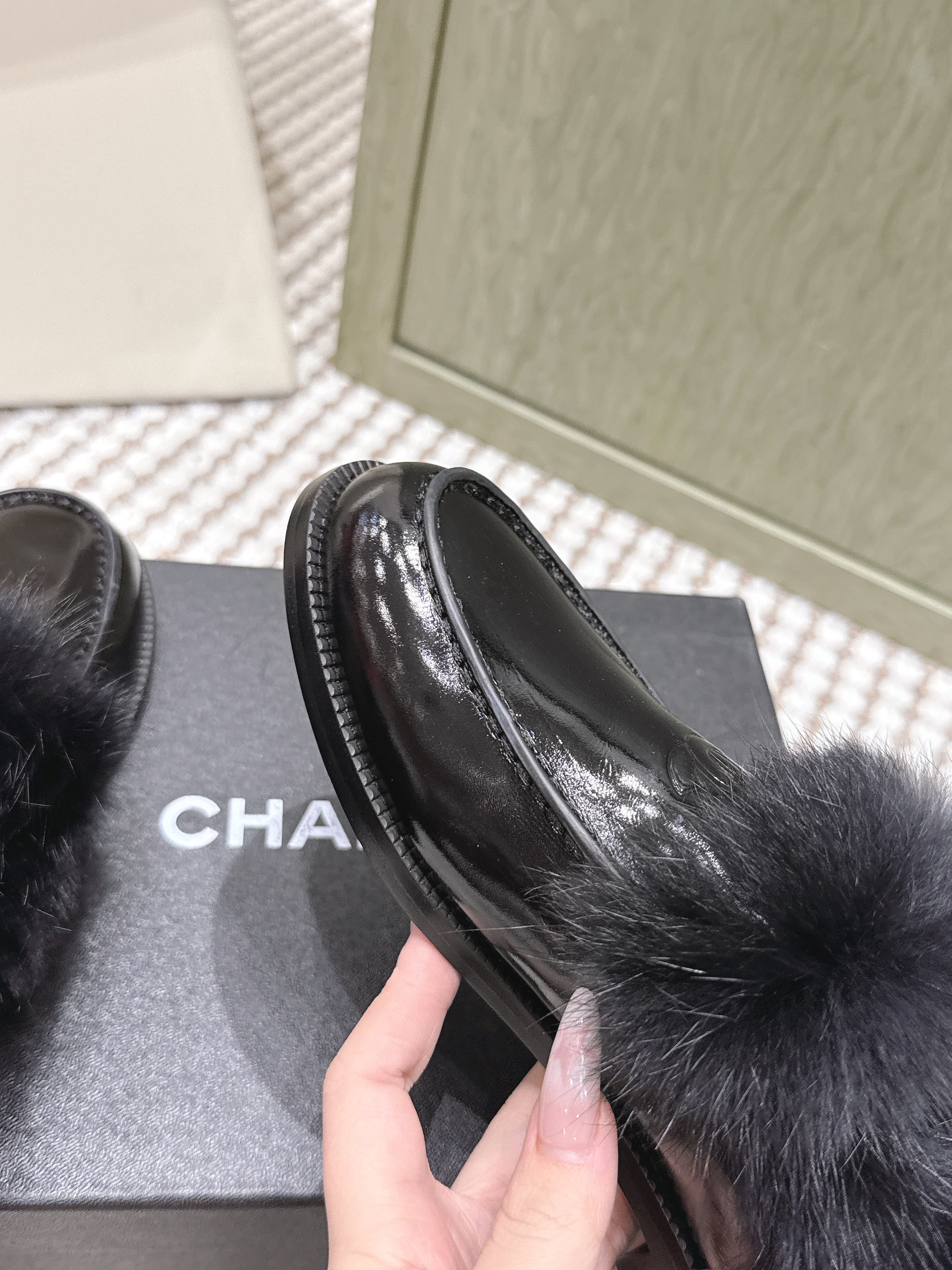 CHANEL 25S LOAFERS MOASIN IN BLACK GLOSSY CALFSKIN WITH MINK FUR LINING