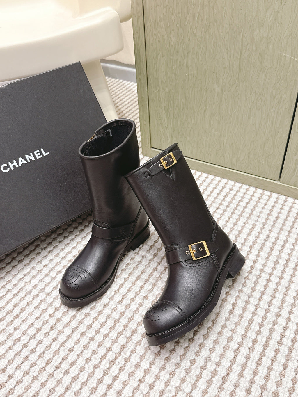 CHANEL 25S CALF-HIGH CHELSEA BOOTS IN BLACK CALFSKIN GOLD HARDWARE