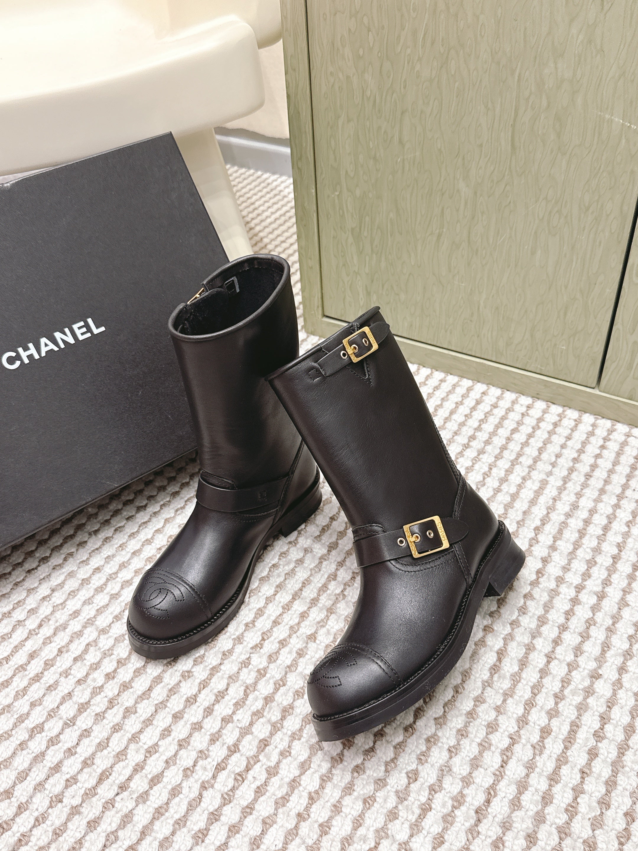 CHANEL 25S CALF-HIGH CHELSEA BOOTS IN BLACK CALFSKIN GOLD HARDWARE