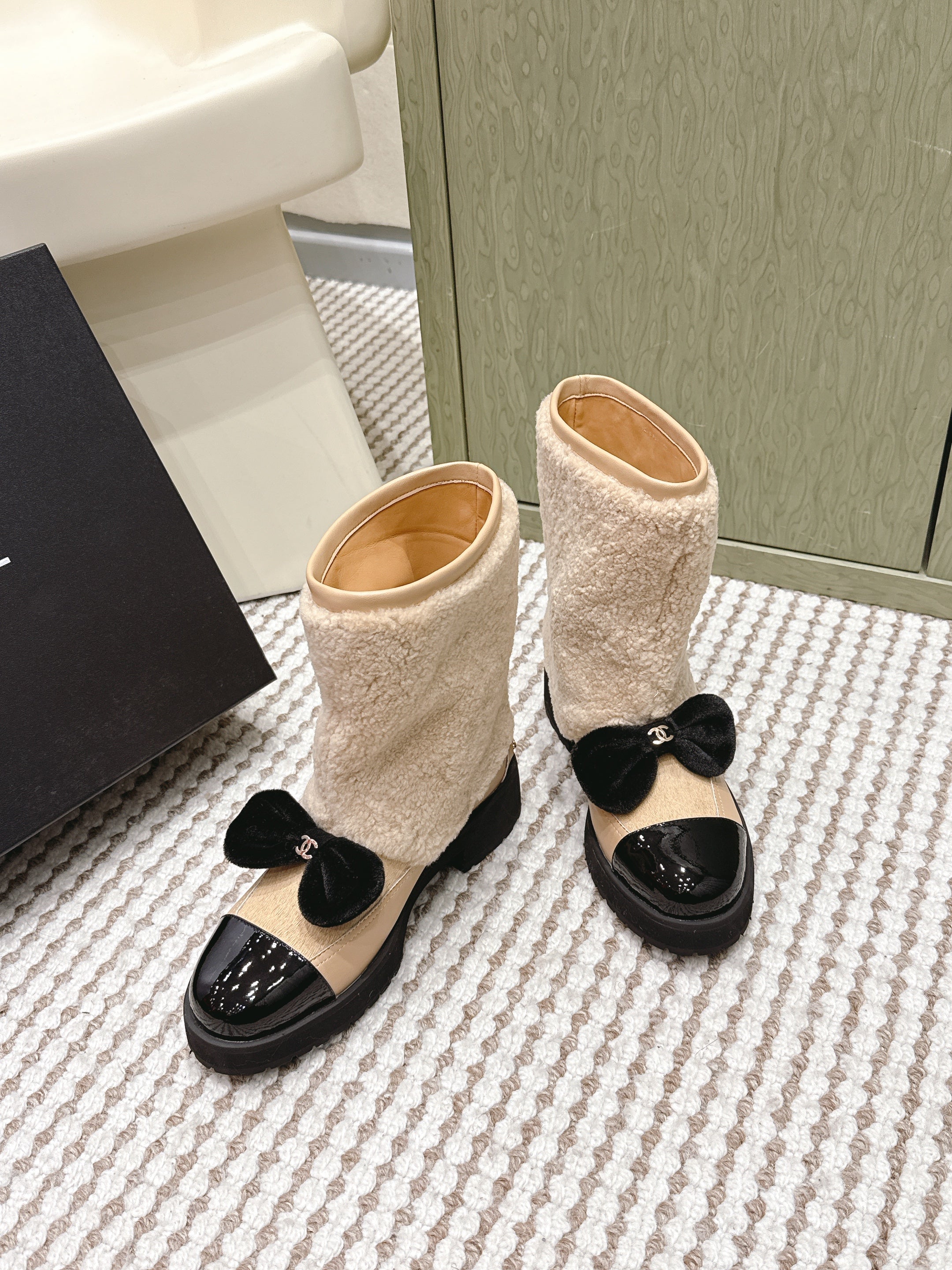 CHANEL 25S ANKLE BOOTS IN BEIGE SHEARLING LAMBSKIN AND BLACK PATENT CALFSKIN
