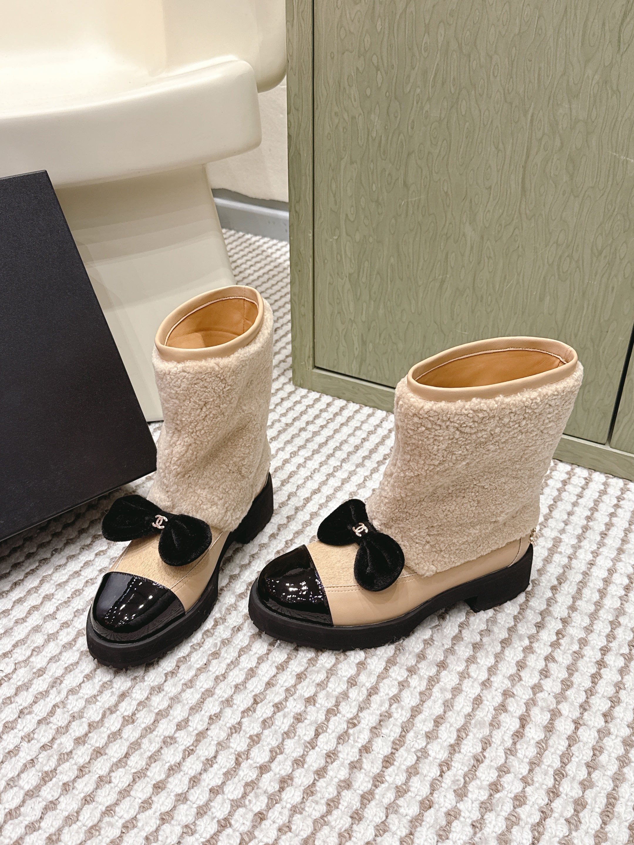 CHANEL 25S ANKLE BOOTS IN BEIGE SHEARLING LAMBSKIN AND BLACK PATENT CALFSKIN
