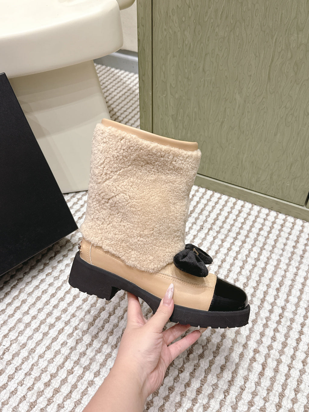 CHANEL 25S ANKLE BOOTS IN BEIGE SHEARLING LAMBSKIN AND BLACK PATENT CALFSKIN