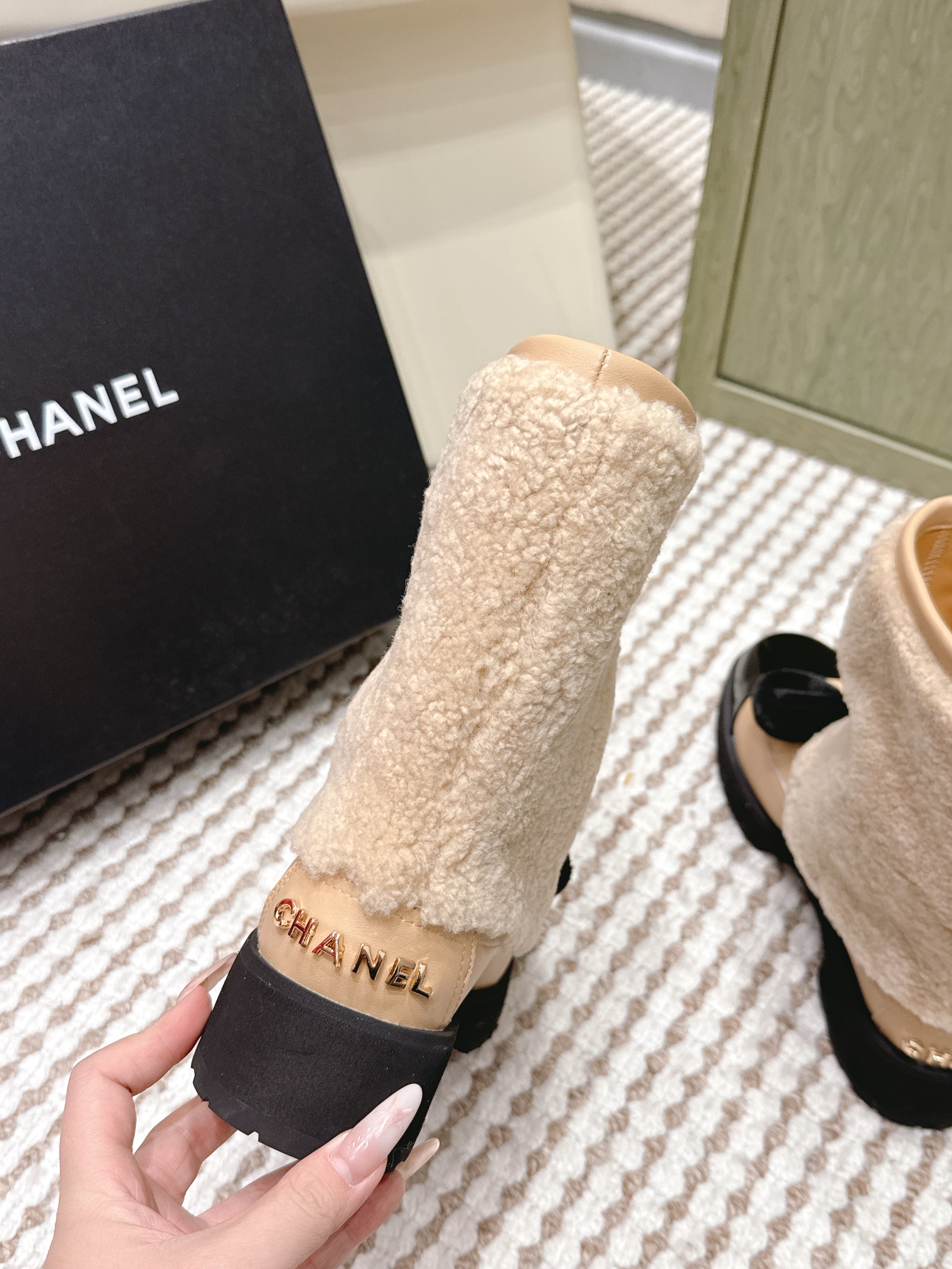 CHANEL 25S ANKLE BOOTS IN BEIGE SHEARLING LAMBSKIN AND BLACK PATENT CALFSKIN