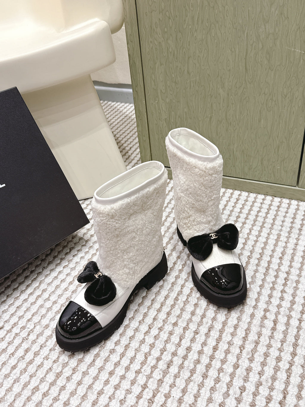 CHANEL 25S ANKLE BOOTS IN WHITE SHEARLING LAMBSKIN AND BLACK PATENT CALFSKIN