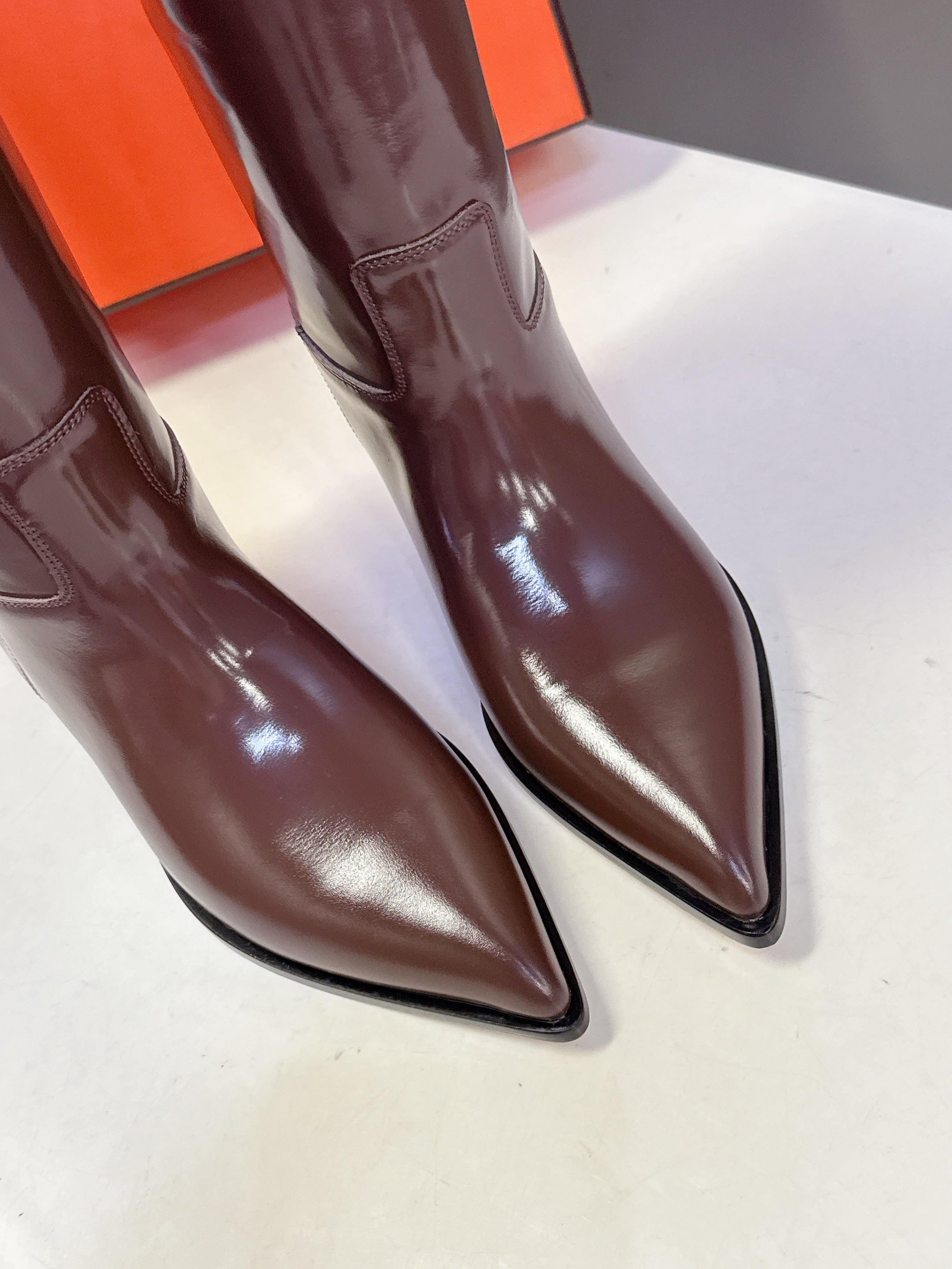 HERMES 25S POINTED-TOE KNEE-HIGH BOOTS IN BROWN GLOSSY LAMBSKIN