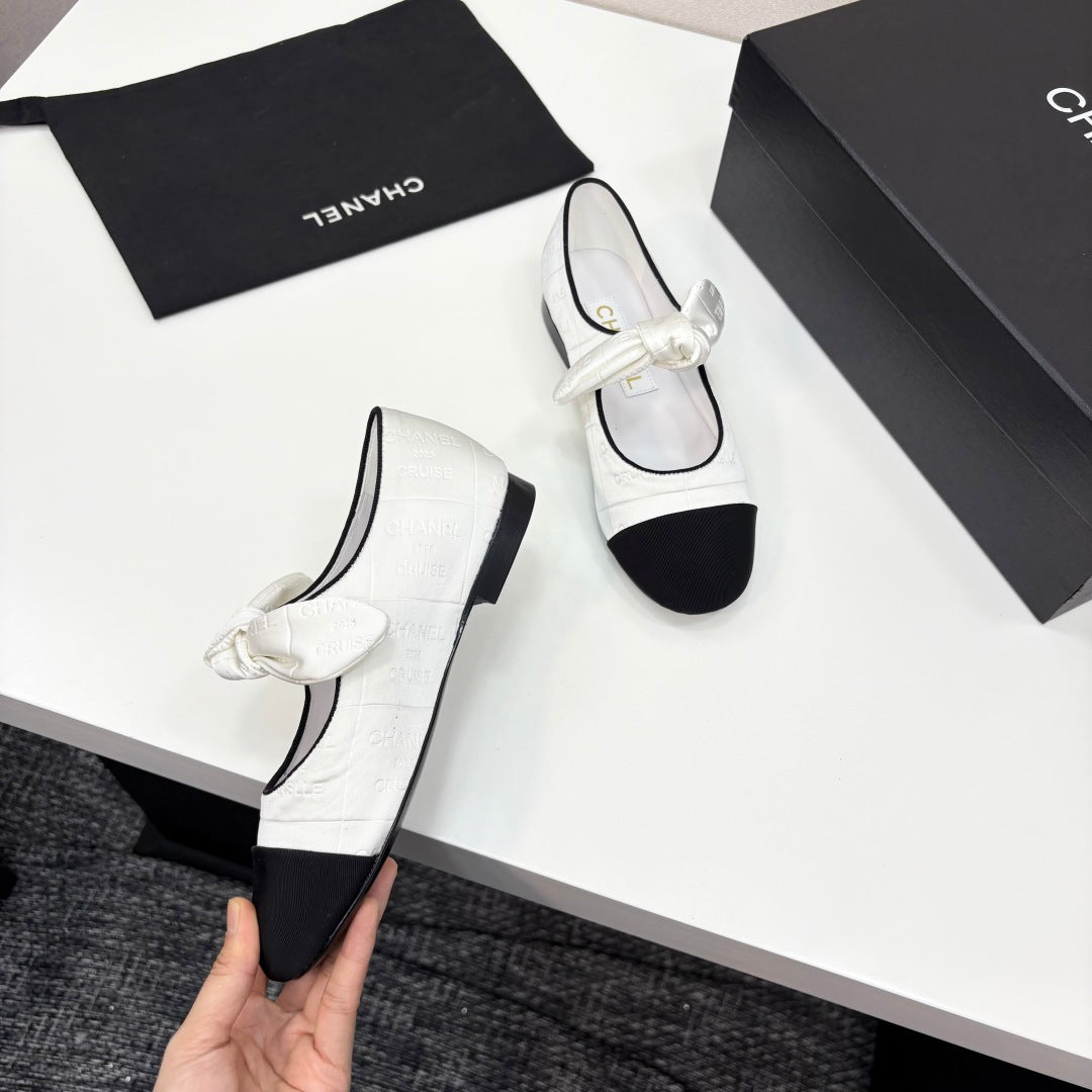 CHANEL BALLET FLATS 25S IN WHITE AND BLACK FABRIC WITH BOW