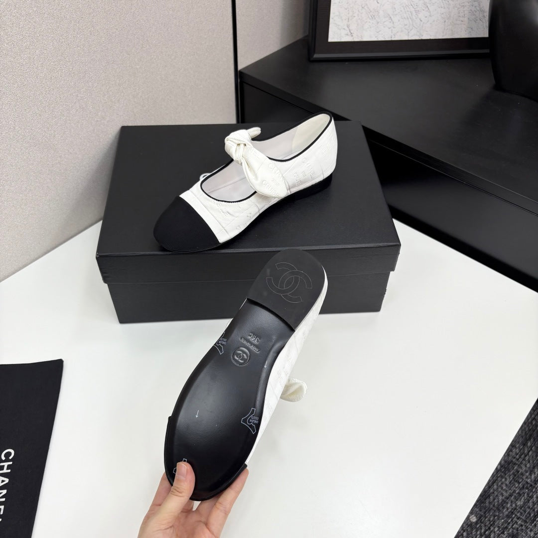 CHANEL BALLET FLATS 25S IN WHITE AND BLACK FABRIC WITH BOW