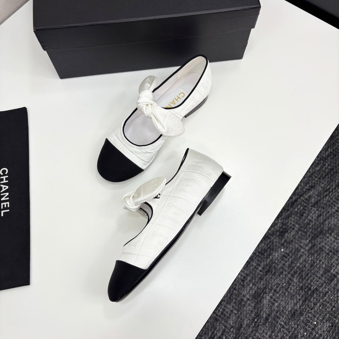 CHANEL BALLET FLATS 25S IN WHITE AND BLACK FABRIC WITH BOW