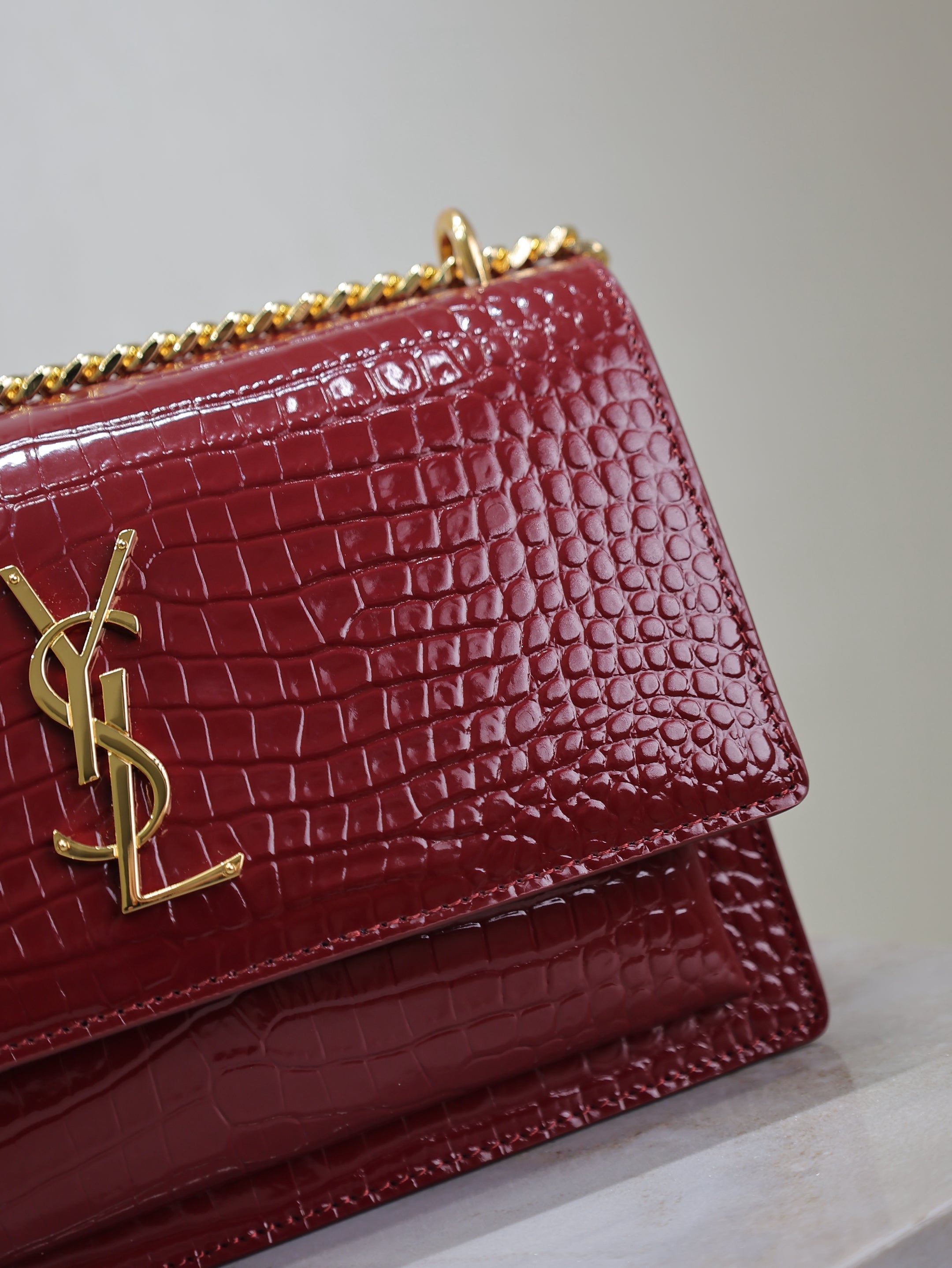 YSL 25S SUNSET MEDIUM 22 IN CRIMSON RED CROCODILE-EMBOSSED CALFSKIN GOLD HARDWRE