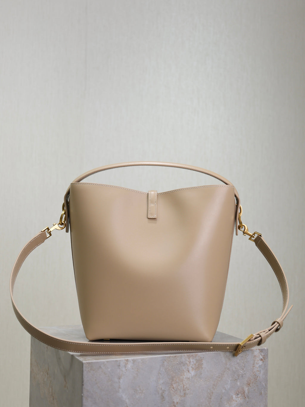 YSL 25S LE 5 À 7 BUCKET 26 IN NUDE CALFSKIN GOLD HARDWARE
