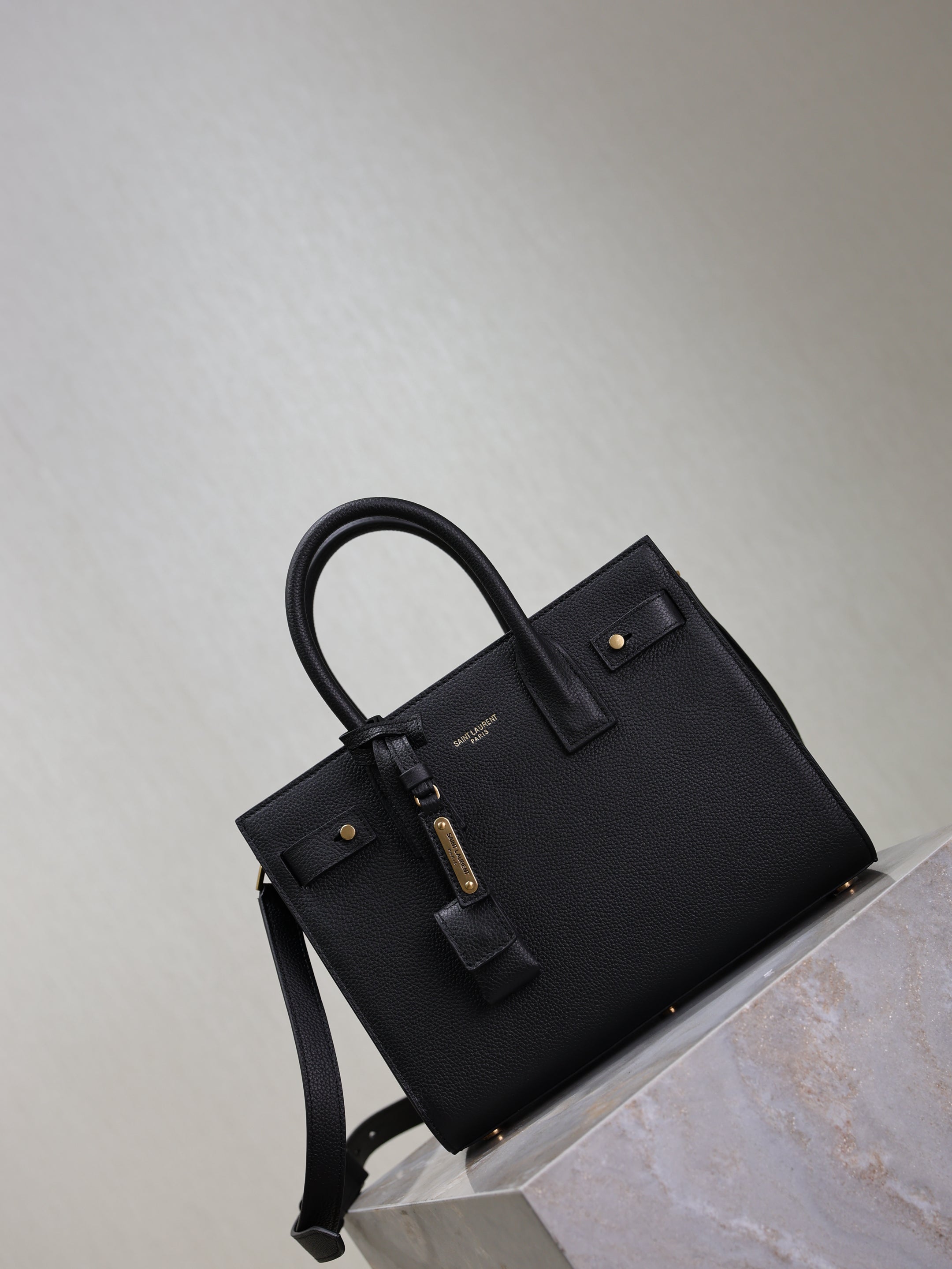 YSL 25S SAC DE JOUR MM 26 IN BLACK SUPPLE GRAINED CALFSKIN GOLD HARDWARE