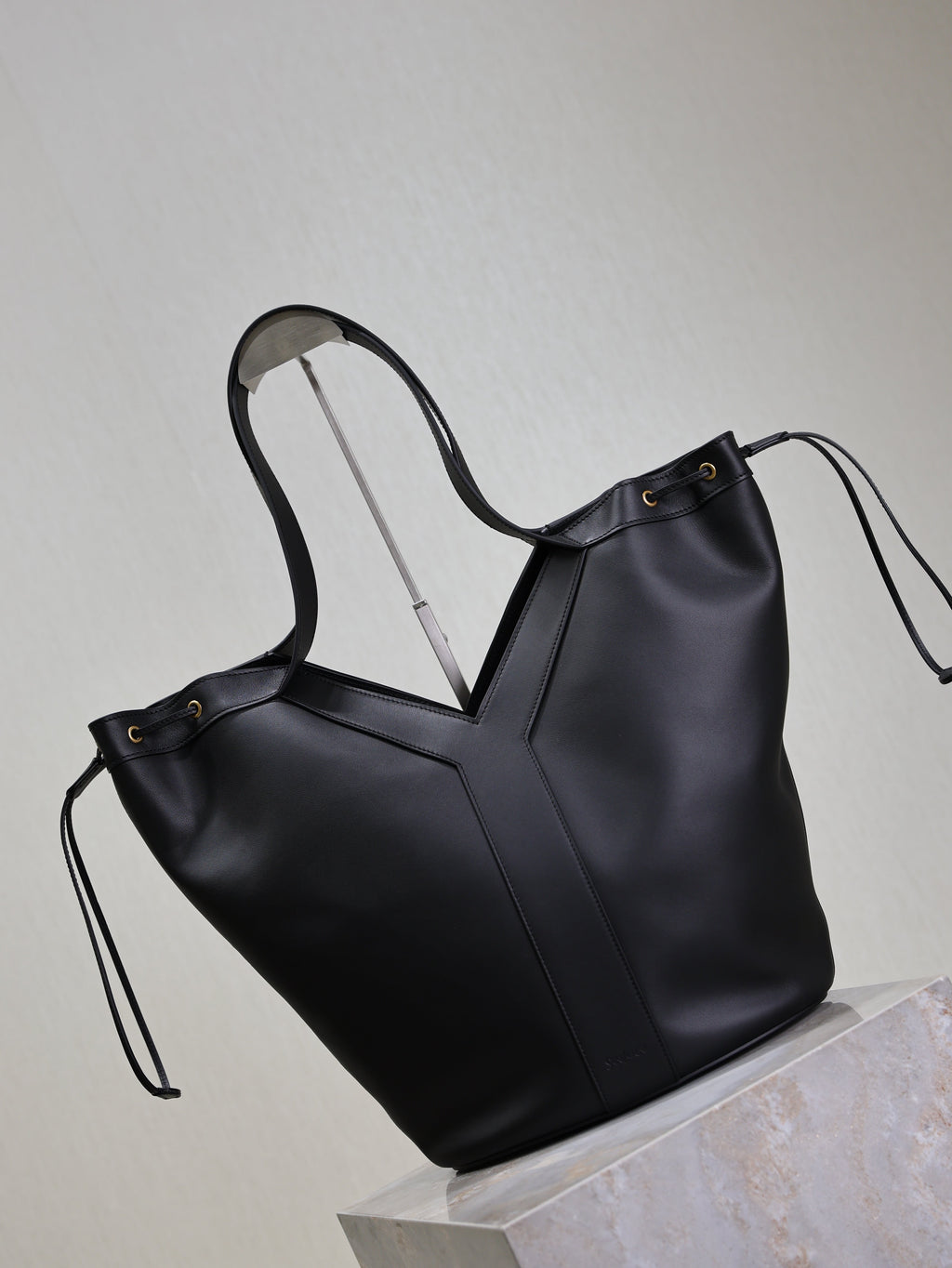 YSL 25S Y LARGE HOBO 50 IN BLACK CALFSKIN GOLD HARDWARE