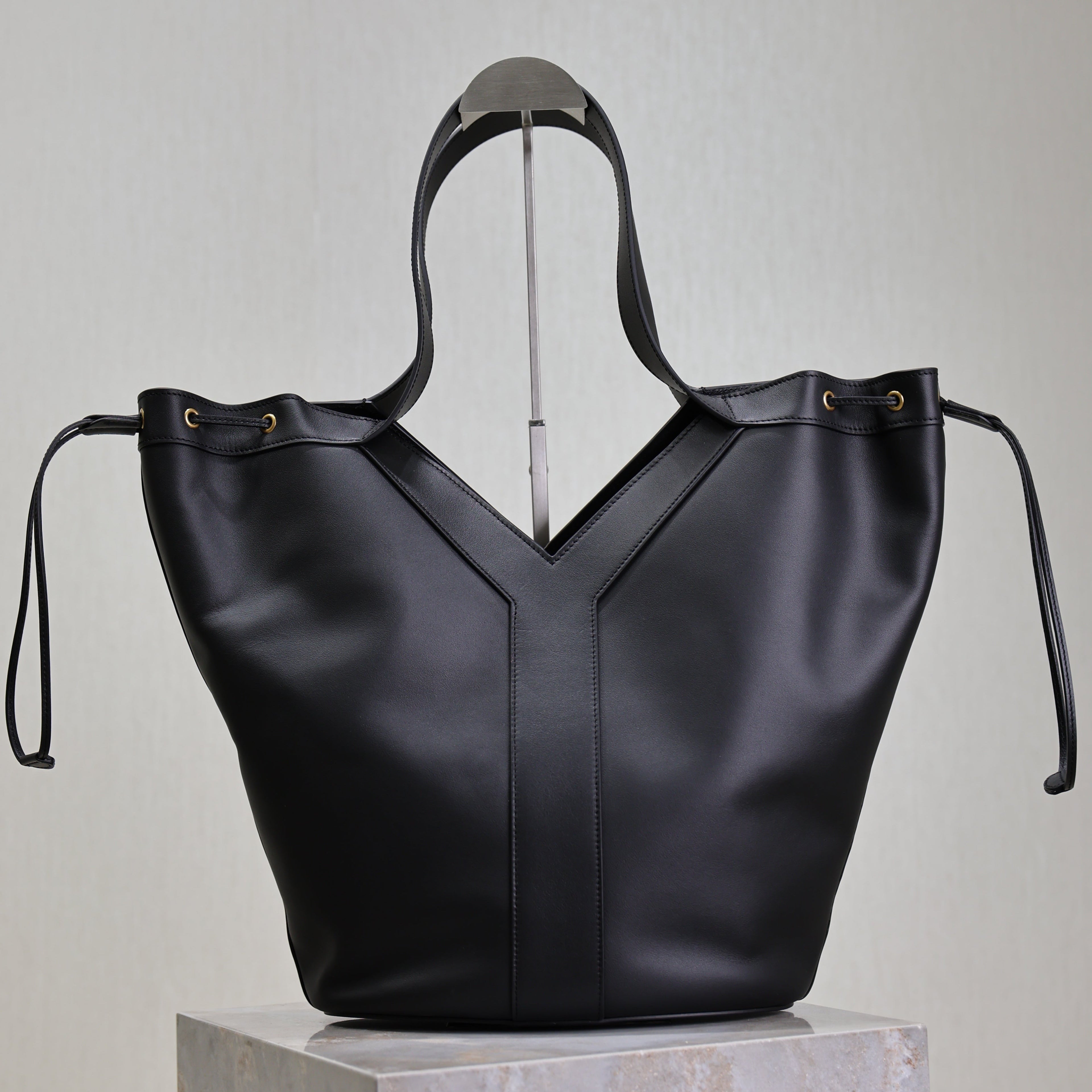YSL 25S Y LARGE HOBO 50 IN BLACK CALFSKIN GOLD HARDWARE
