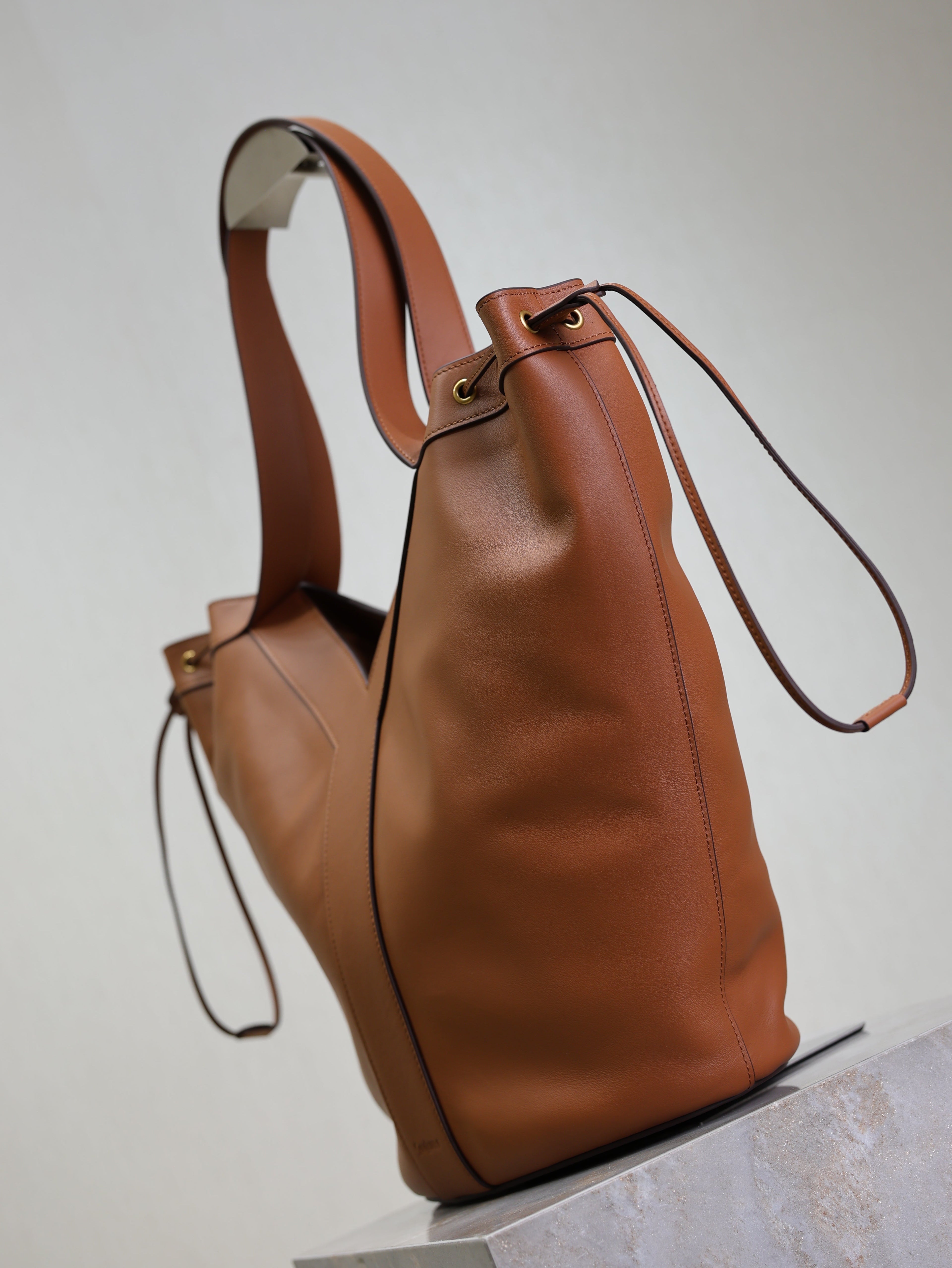 YSL 25S Y LARGE HOBO 50 IN CARAMEL CALFSKIN GOLD HARDWARE