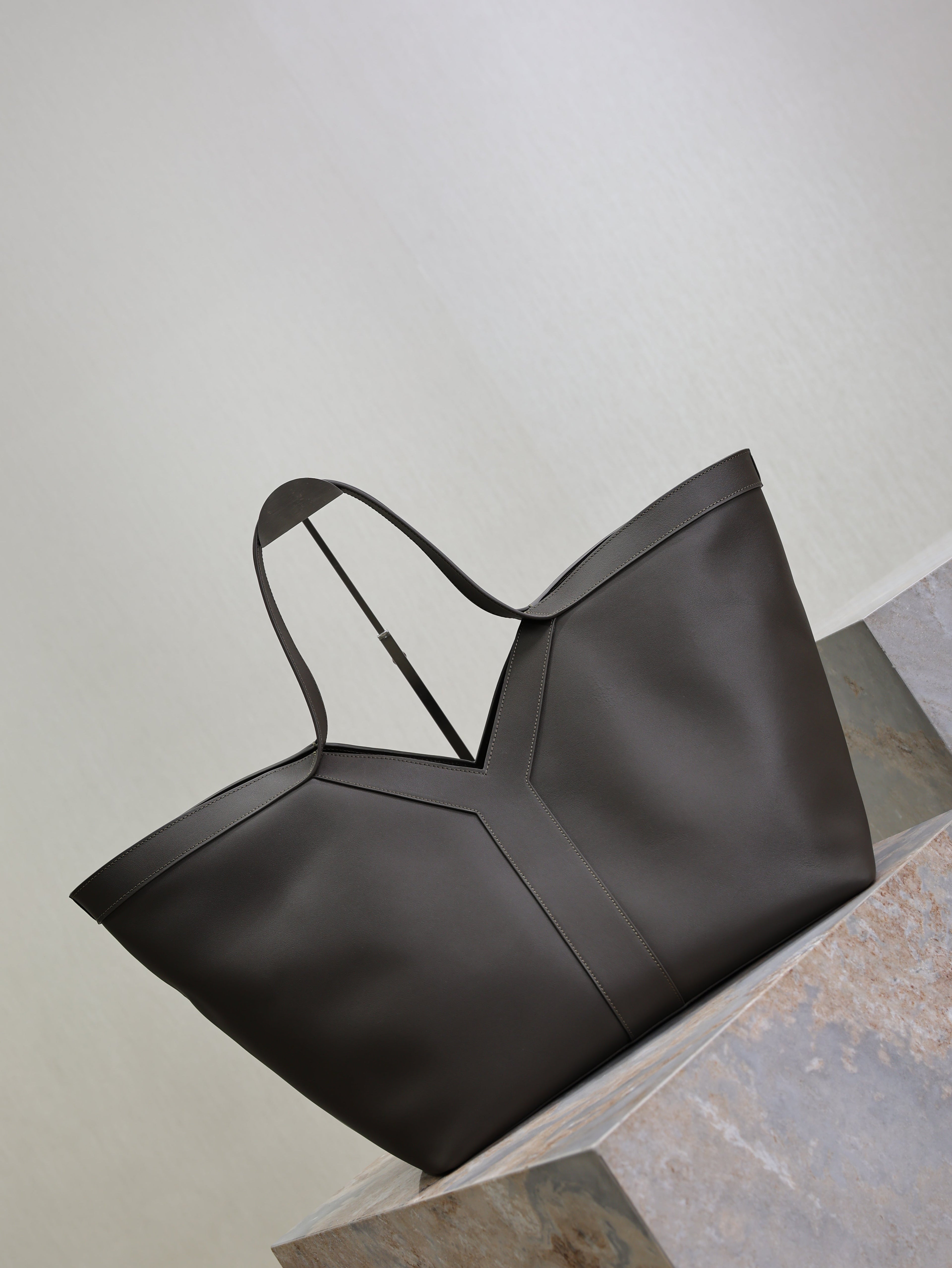 YSL 25S Y MAXI TOTE 50 IN MUTED CHARCOAL CALFSKIN GOLD HARDWARE