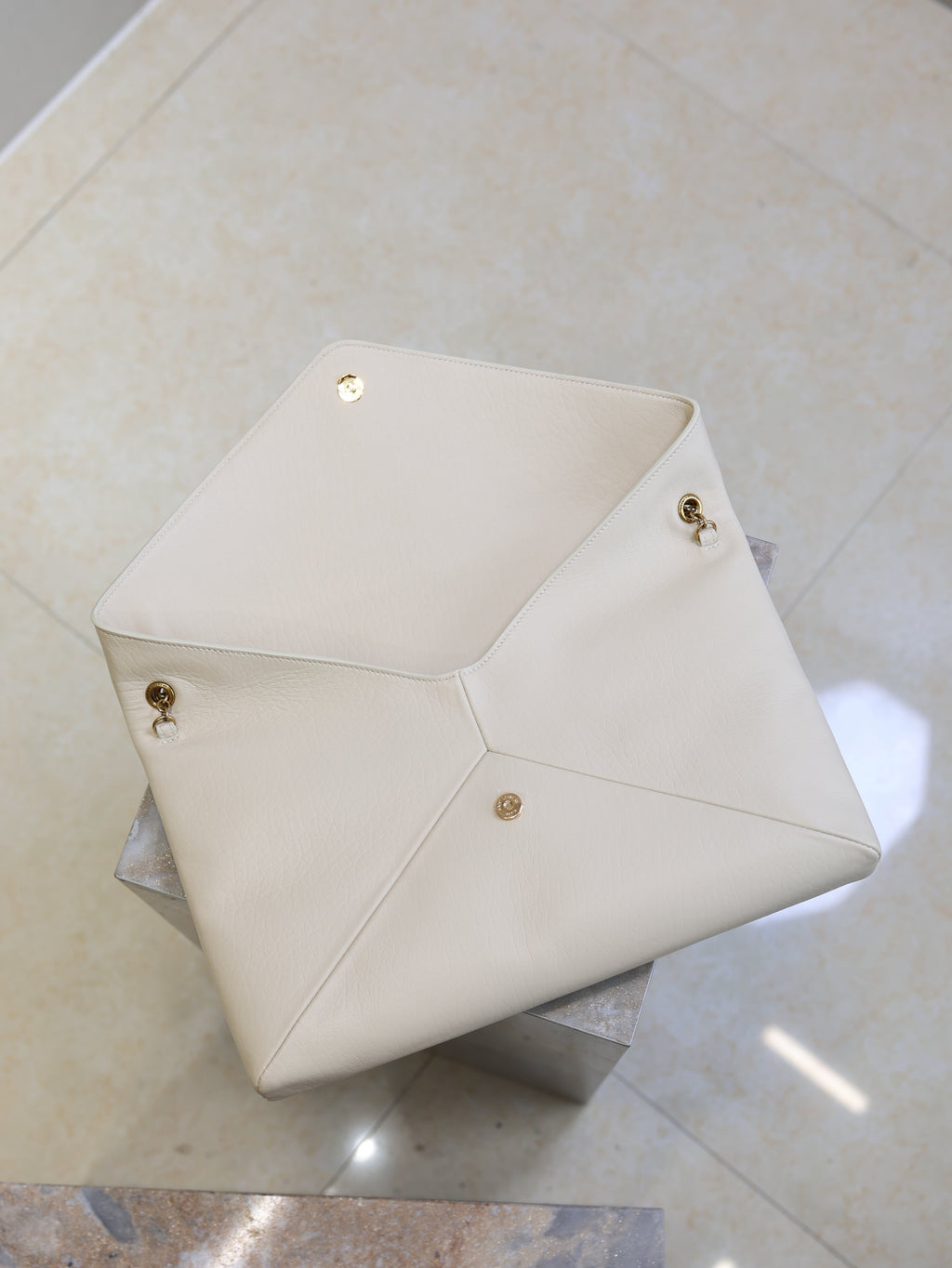 YSL 25S CASSANDRE ENVELOPE MESSENGER 35 IN BLANC VINTAGE LAMBSKIN GOLD HARDWARE